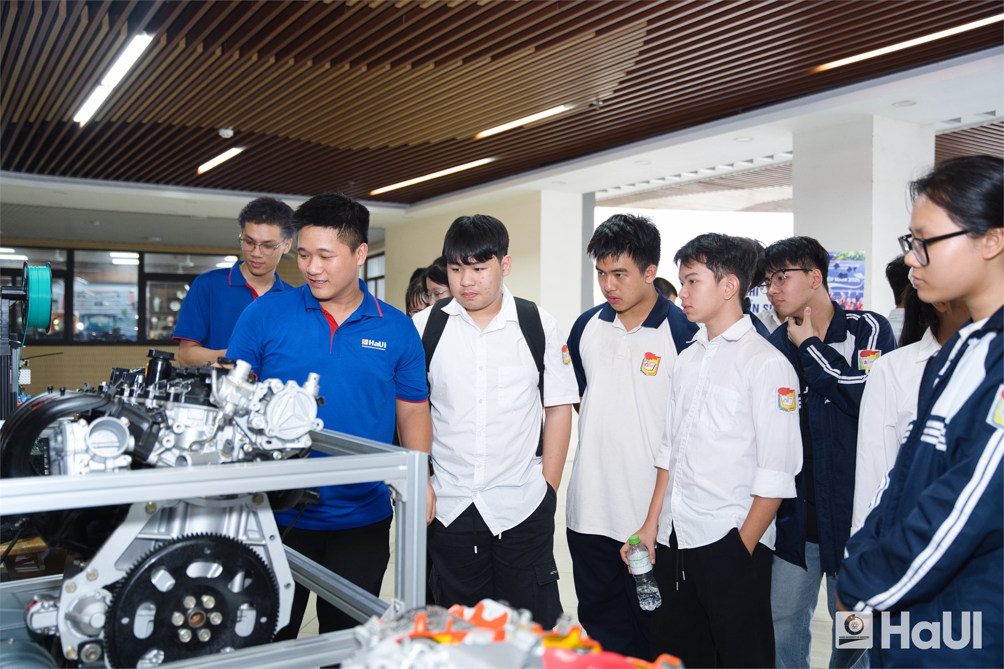 Khơi dậy khát vọng kỷ nguyên số: Đại học Công nghiệp Hà Nội mang Ngày hội STEM - Robotic - AI đến vùng Đất Tổ