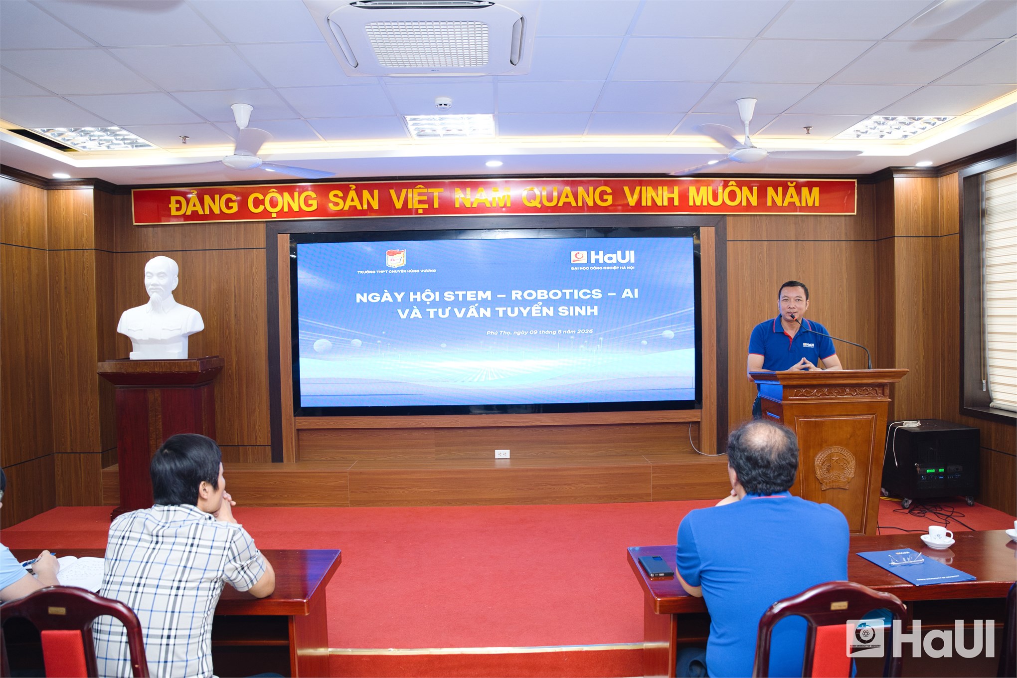Khơi dậy khát vọng kỷ nguyên số: Đại học Công nghiệp Hà Nội mang Ngày hội STEM - Robotic - AI đến vùng Đất Tổ