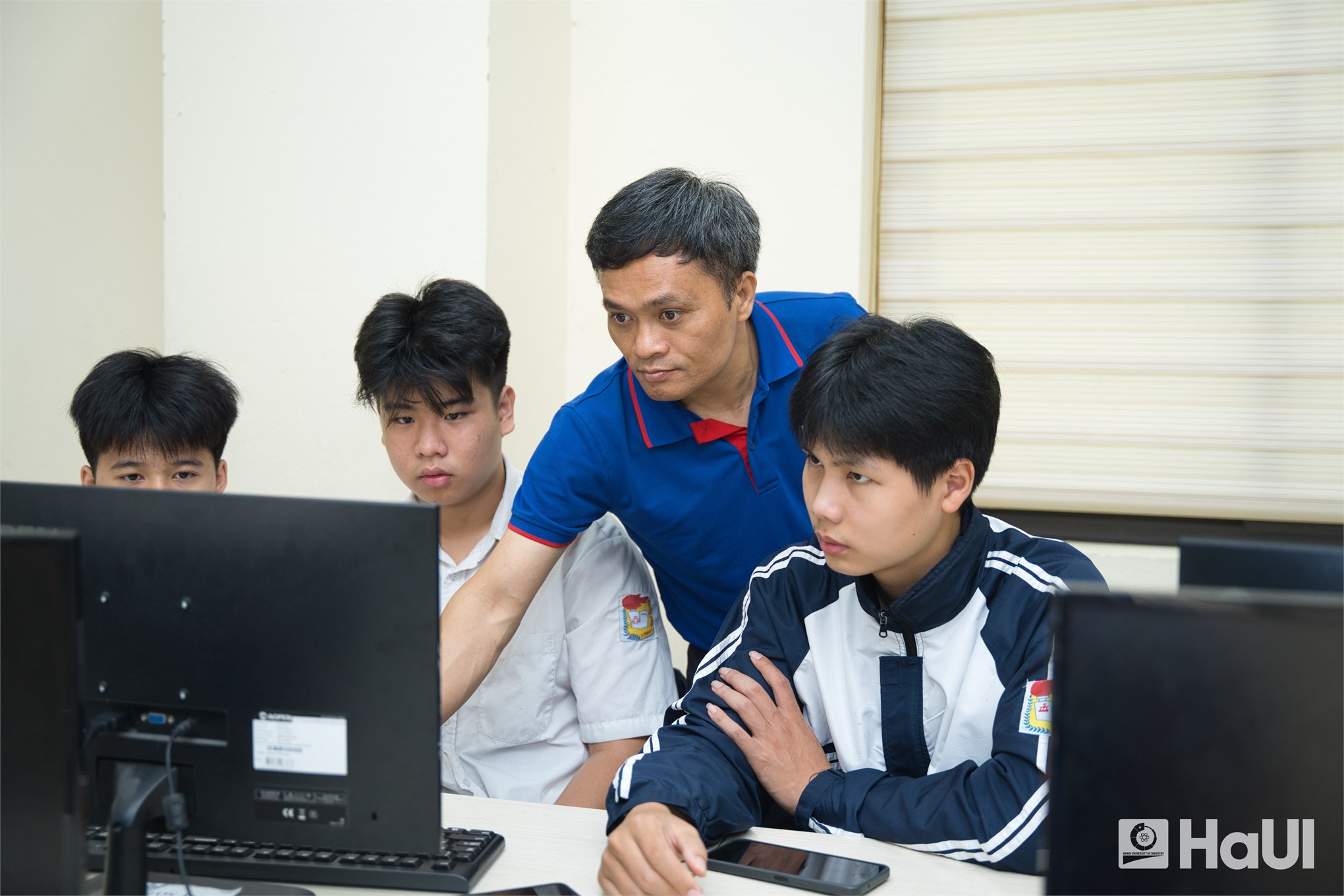 Khơi dậy khát vọng kỷ nguyên số: Đại học Công nghiệp Hà Nội mang Ngày hội STEM - Robotic - AI đến vùng Đất Tổ