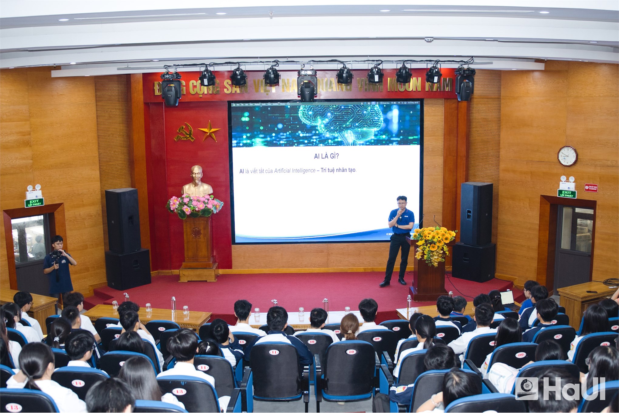 Khơi dậy khát vọng kỷ nguyên số: Đại học Công nghiệp Hà Nội mang Ngày hội STEM - Robotic - AI đến vùng Đất Tổ