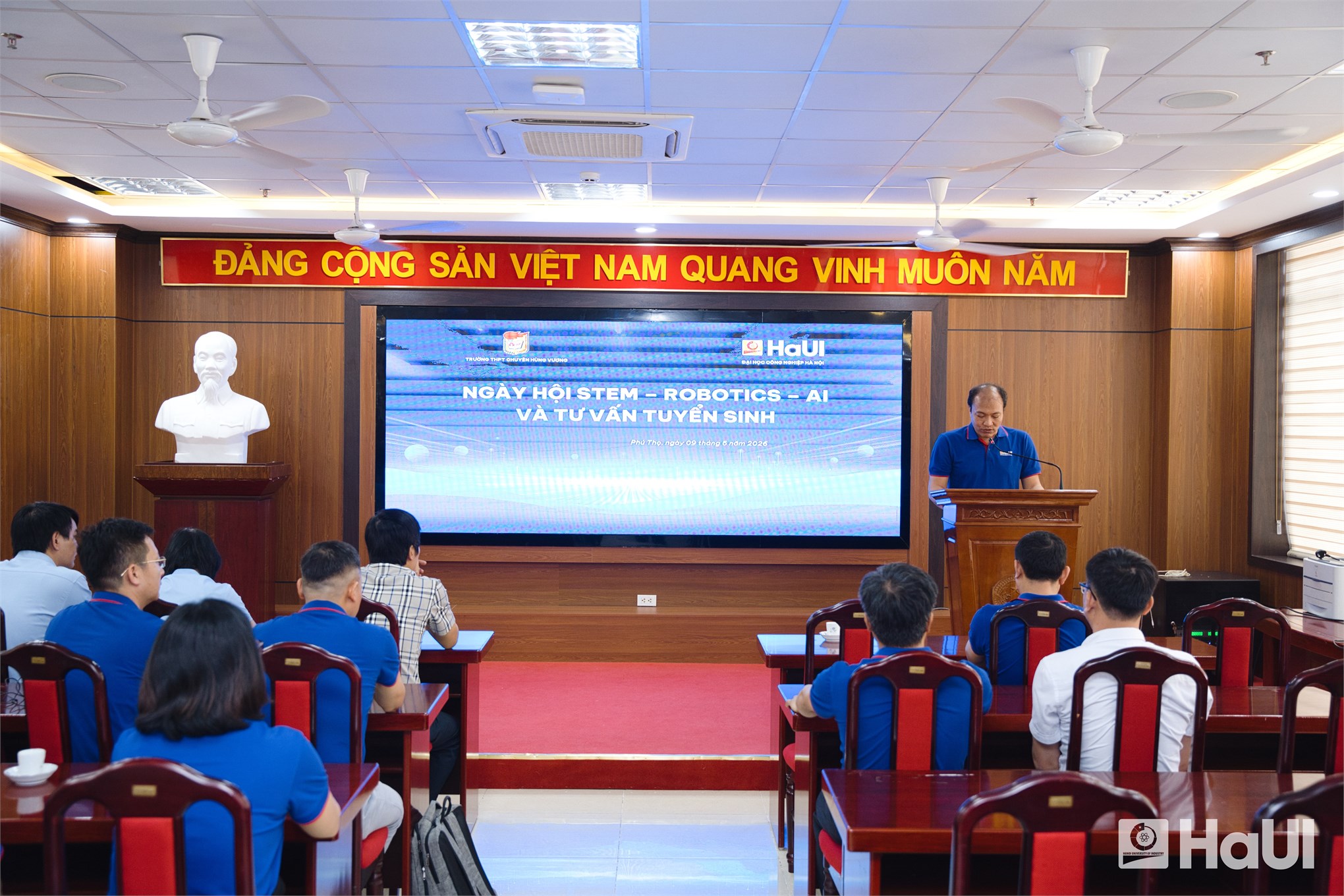 Khơi dậy khát vọng kỷ nguyên số: Đại học Công nghiệp Hà Nội mang Ngày hội STEM - Robotic - AI đến vùng Đất Tổ