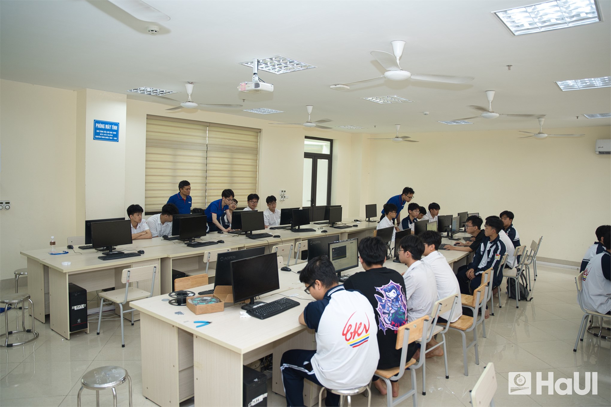Khơi dậy khát vọng kỷ nguyên số: Đại học Công nghiệp Hà Nội mang Ngày hội STEM - Robotic - AI đến vùng Đất Tổ