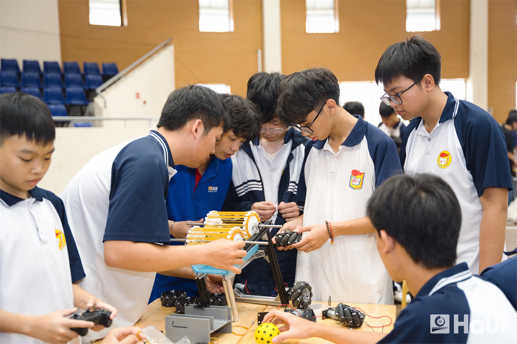 Khơi dậy khát vọng kỷ nguyên số: Đại học Công nghiệp Hà Nội mang Ngày hội STEM - Robotic - AI đến vùng Đất Tổ
