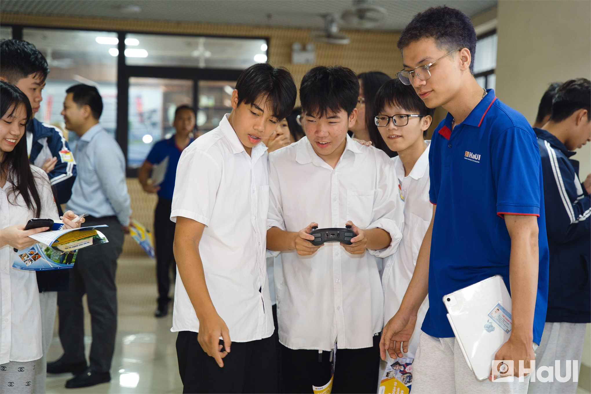 Khơi dậy khát vọng kỷ nguyên số: Đại học Công nghiệp Hà Nội mang Ngày hội STEM - Robotic - AI đến vùng Đất Tổ