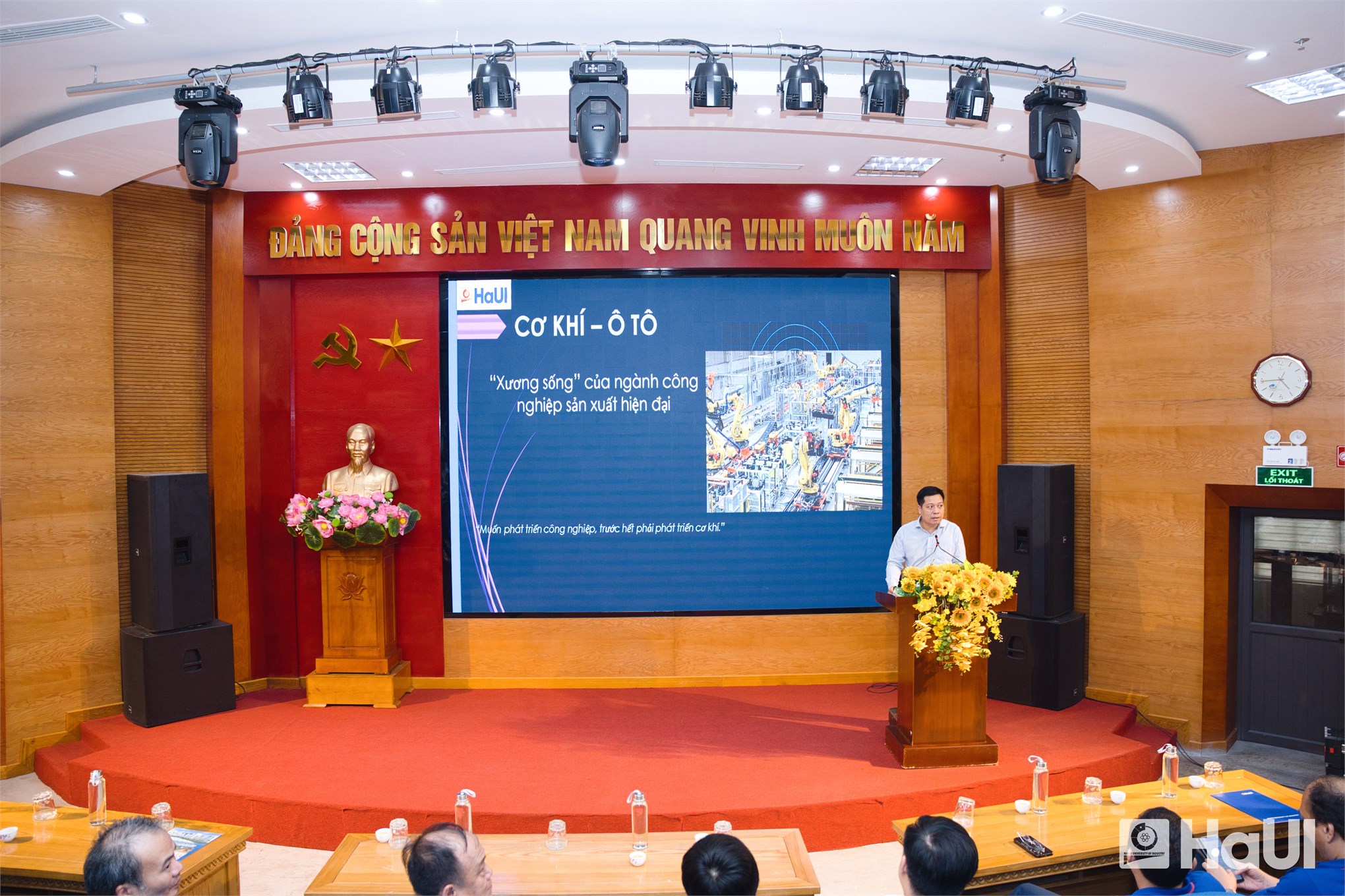 Khơi dậy khát vọng kỷ nguyên số: Đại học Công nghiệp Hà Nội mang Ngày hội STEM - Robotic - AI đến vùng Đất Tổ