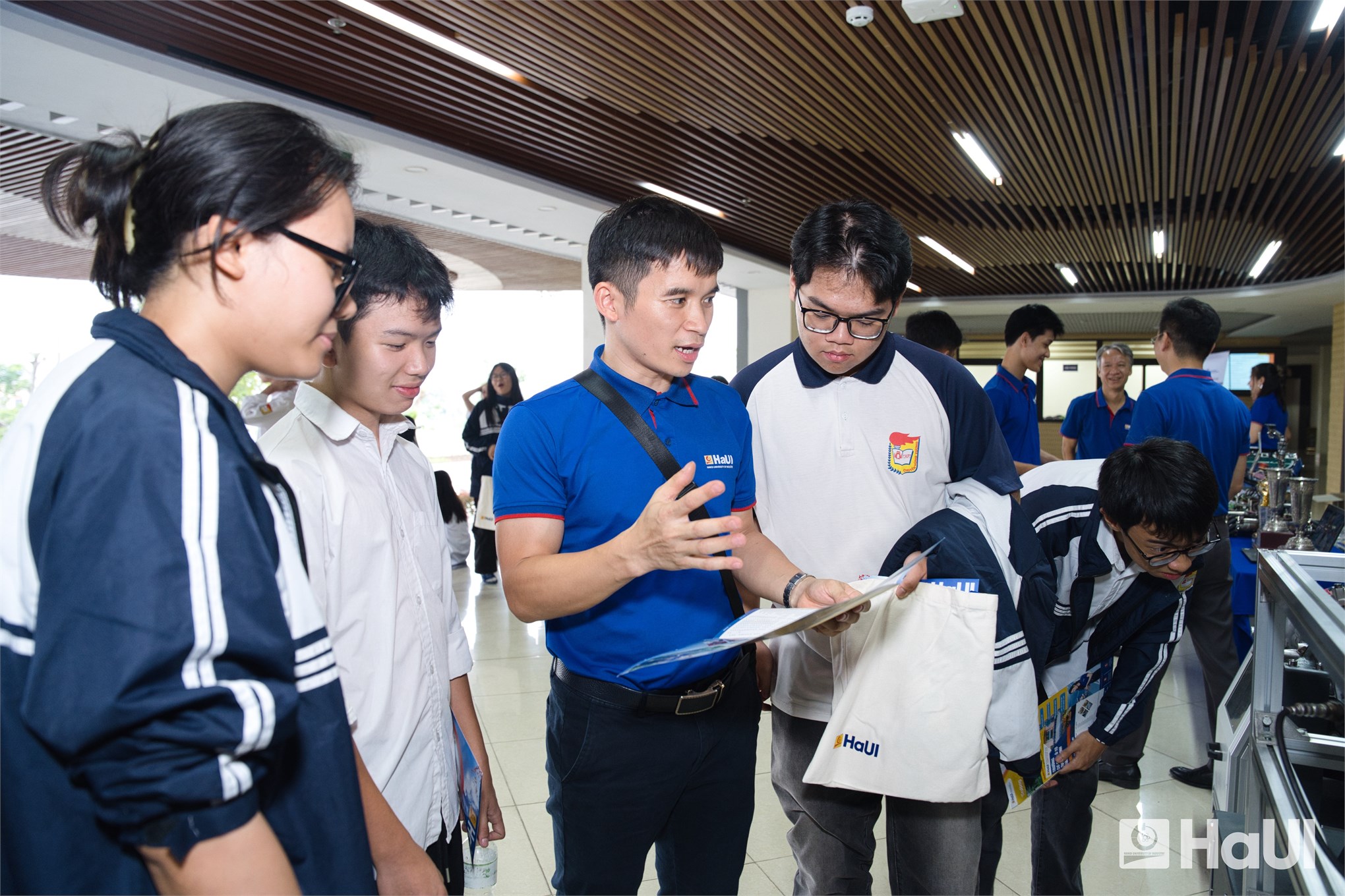 Khơi dậy khát vọng kỷ nguyên số: Đại học Công nghiệp Hà Nội mang Ngày hội STEM - Robotic - AI đến vùng Đất Tổ