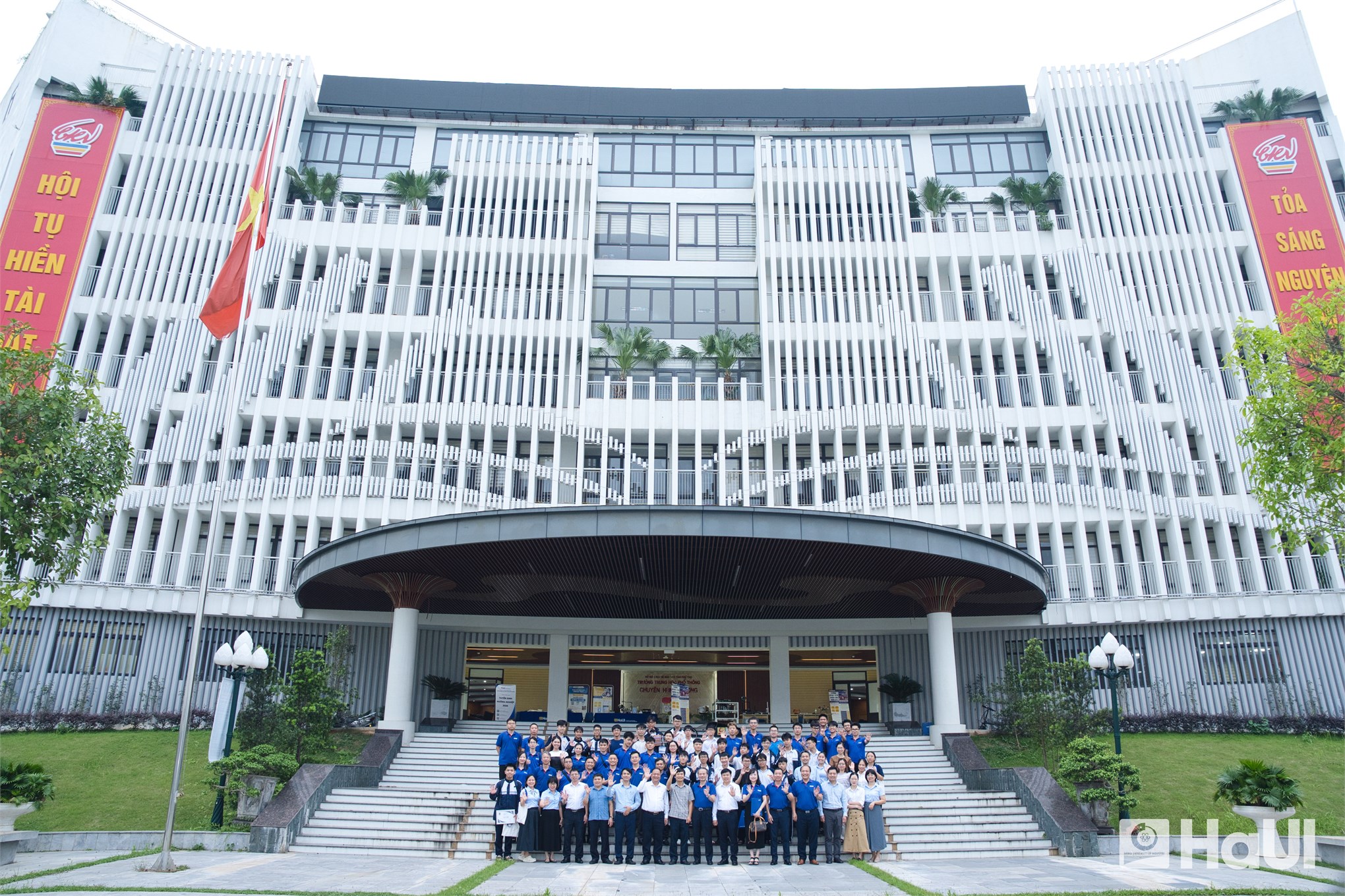 Khơi dậy khát vọng kỷ nguyên số: Đại học Công nghiệp Hà Nội mang Ngày hội STEM - Robotic - AI đến vùng Đất Tổ