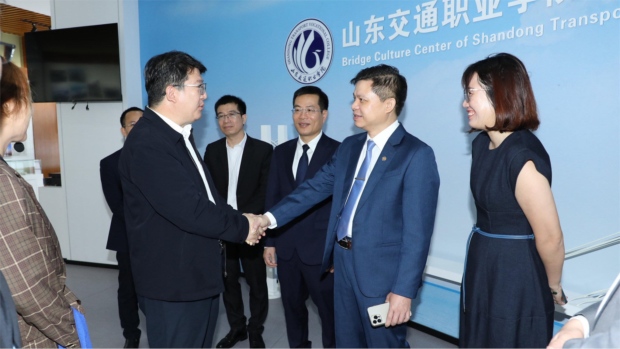 Đại học Công nghiệp Hà Nội cùng các trường đại học Việt Nam làm việc tại Tập đoàn Goertek (Trung Quốc)