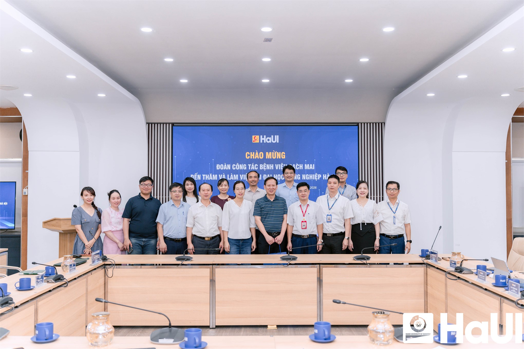 Đoàn công tác Bệnh viện Bạch Mai thăm và làm việc tại Đại học Công nghiệp Hà Nội: Chia sẻ kinh nghiệm xây dựng mô hình quản trị số