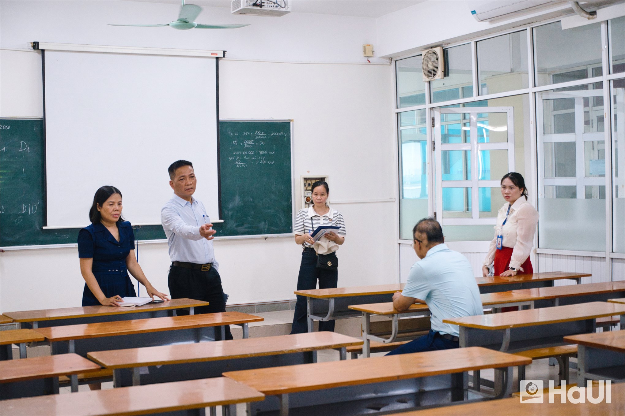 HaUI làm việc với đoàn giám sát y tế thành phố: Ưu tiên môi trường học đường an toàn cho hơn 30.000 người học