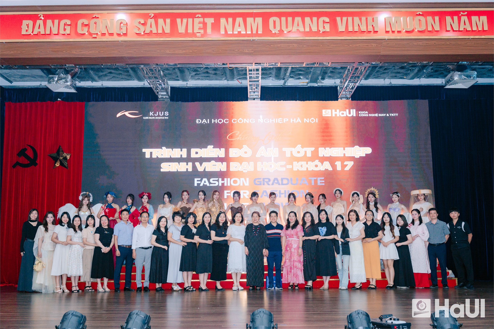 Đồ án cuối cùng, bộ sưu tập đầu tiên: Dấu mốc trưởng thành của sinh viên Khoa Công nghệ May và Thiết kế Thời trang