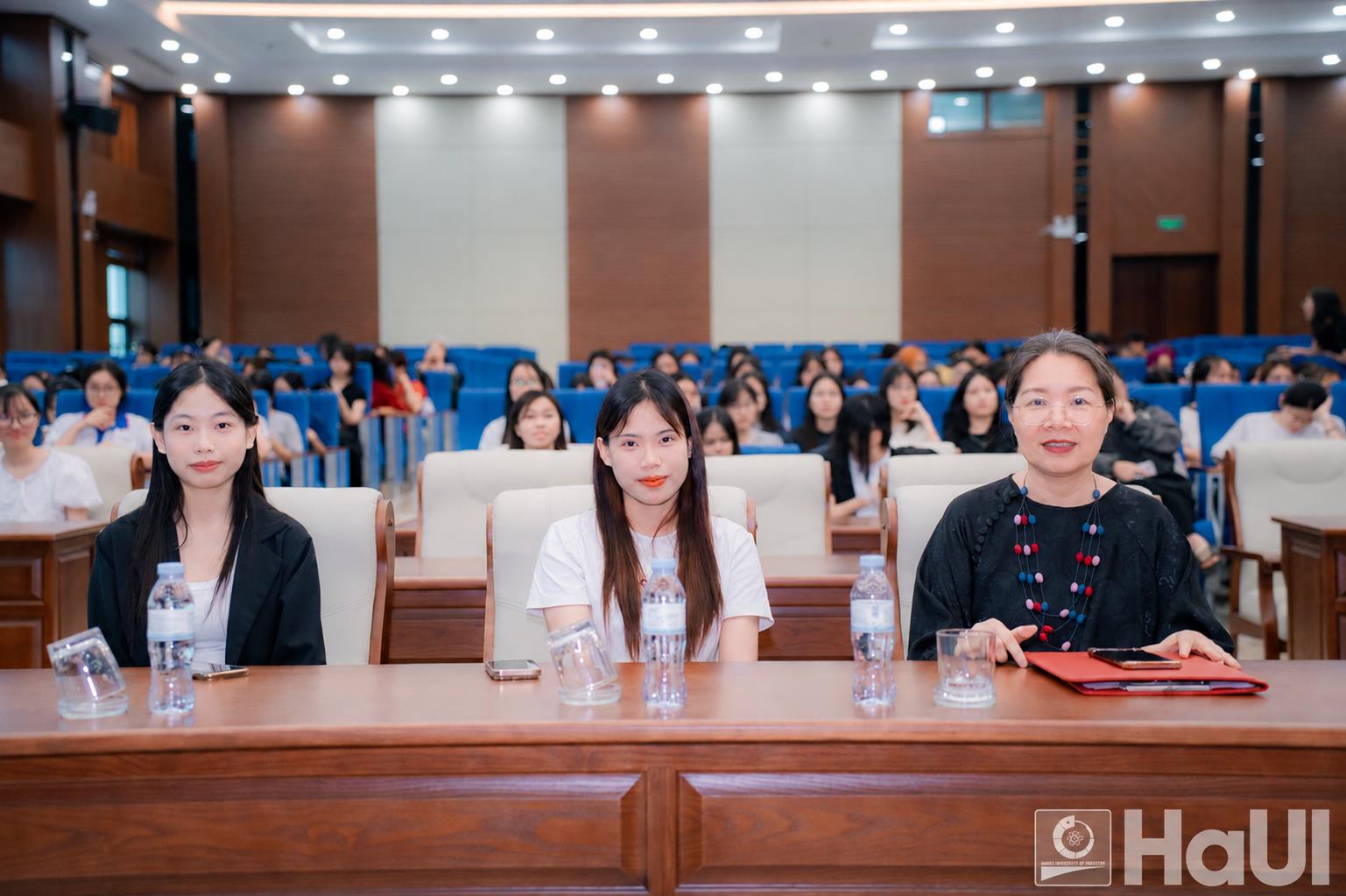 Đồ án cuối cùng, bộ sưu tập đầu tiên: Dấu mốc trưởng thành của sinh viên Khoa Công nghệ May và Thiết kế Thời trang