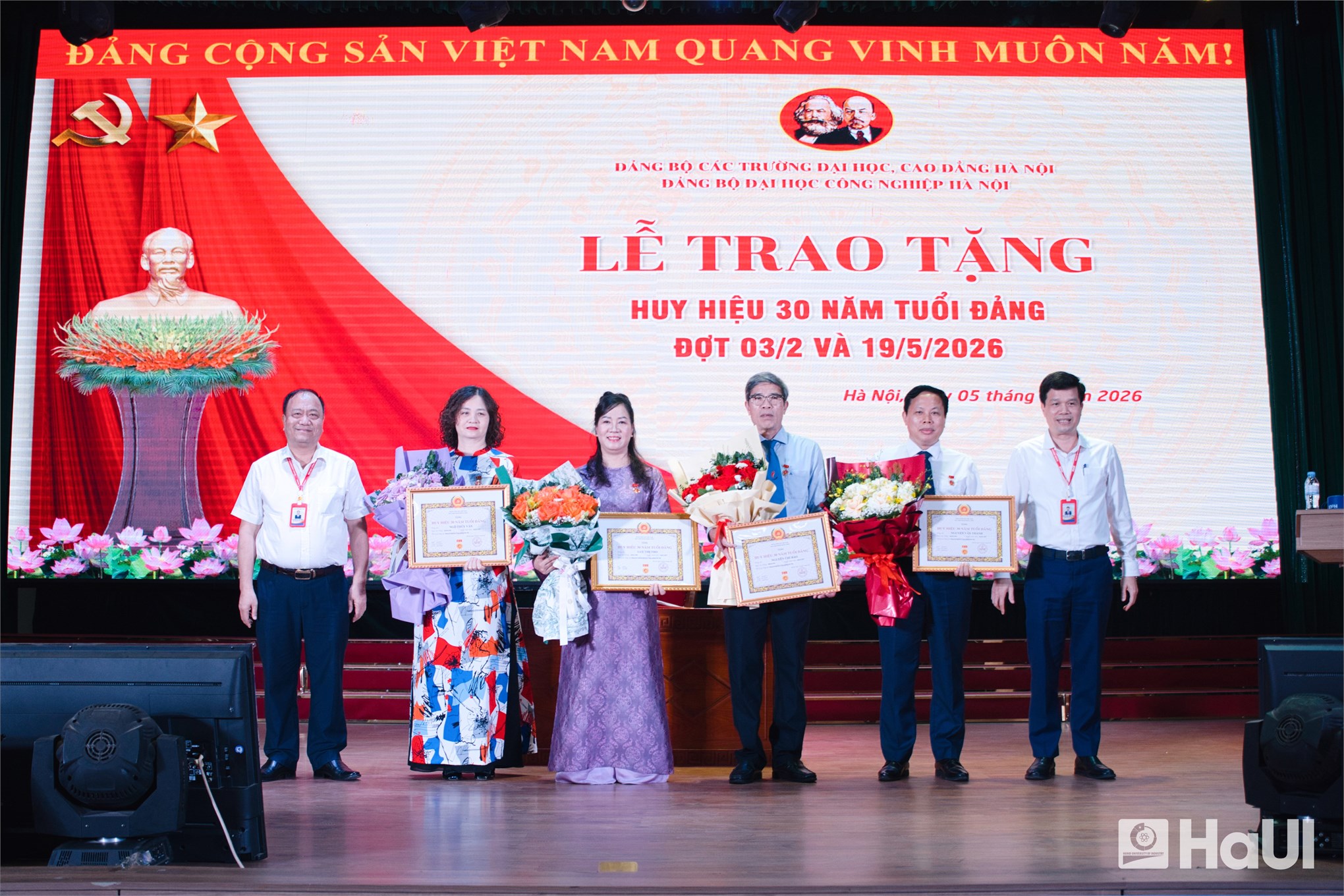 Lễ trao Huy hiệu 30 năm tuổi Đảng và Hội nghị triển khai các văn bản của Đảng uỷ Đại học Công nghiệp Hà Nội