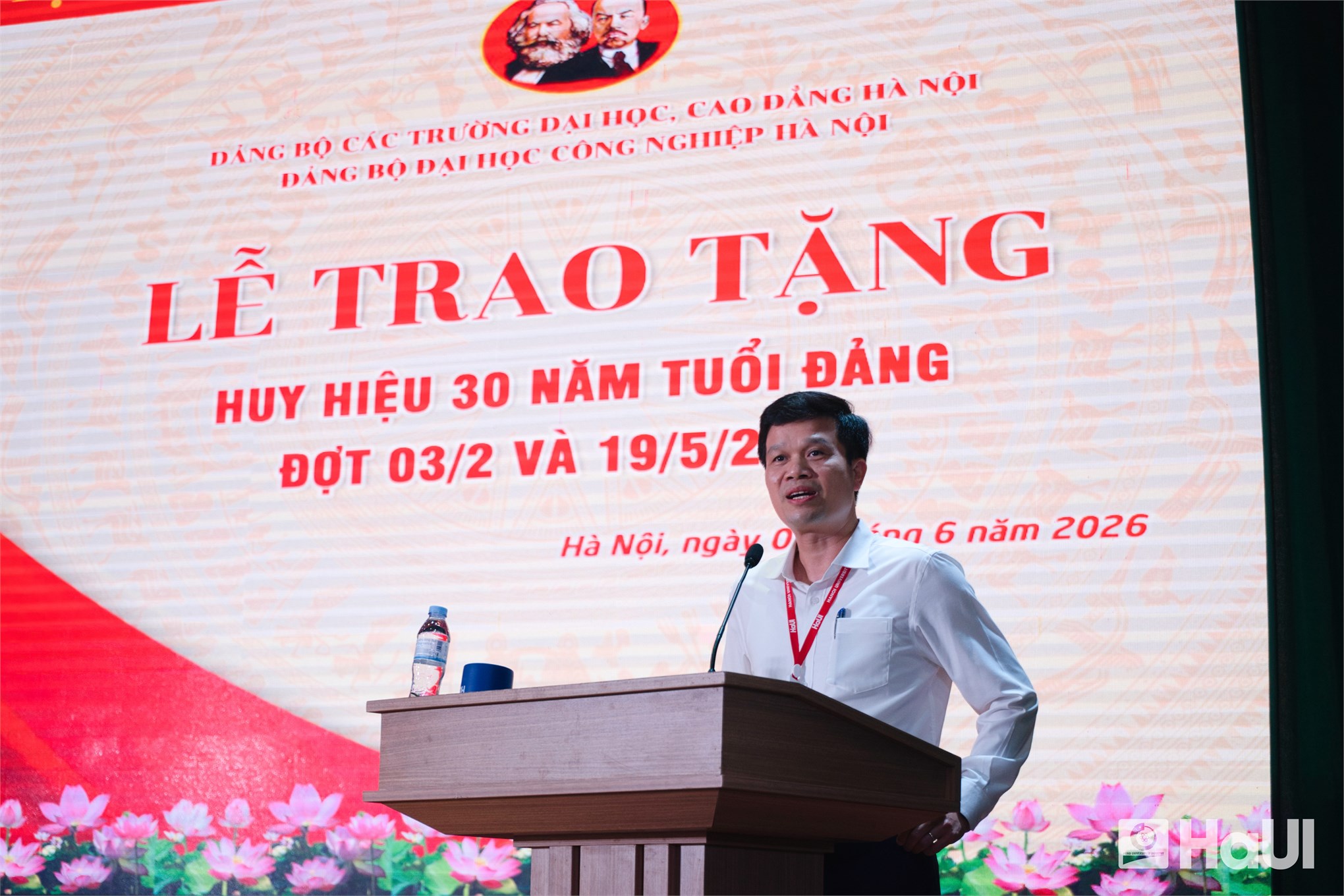 Lễ trao Huy hiệu 30 năm tuổi Đảng và Hội nghị triển khai các văn bản của Đảng uỷ Đại học Công nghiệp Hà Nội