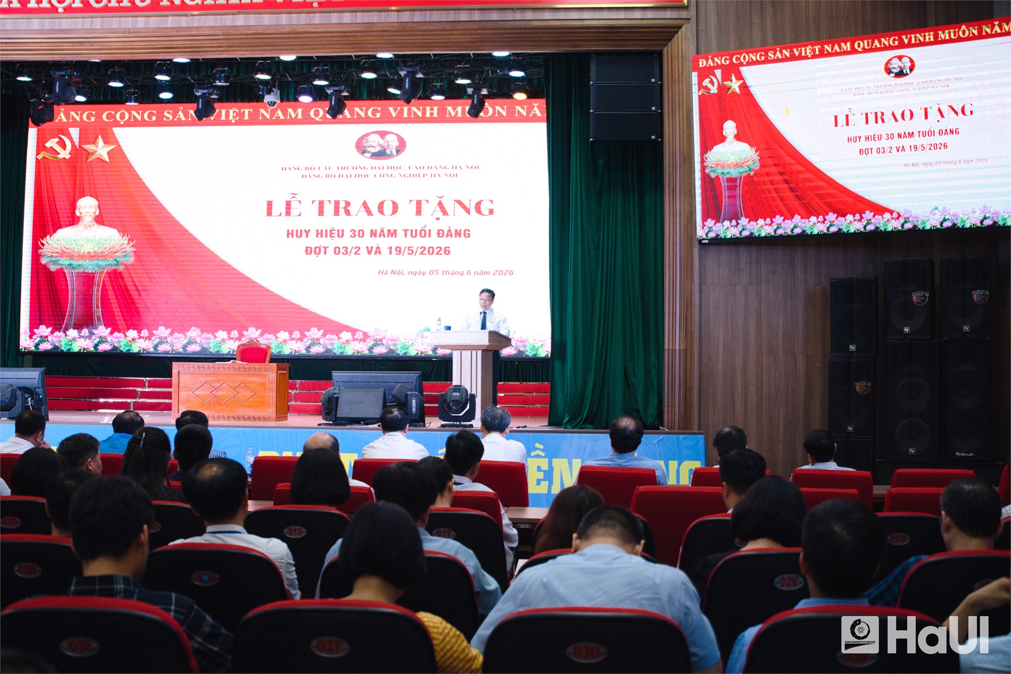 Lễ trao Huy hiệu 30 năm tuổi Đảng và Hội nghị triển khai các văn bản của Đảng uỷ Đại học Công nghiệp Hà Nội
