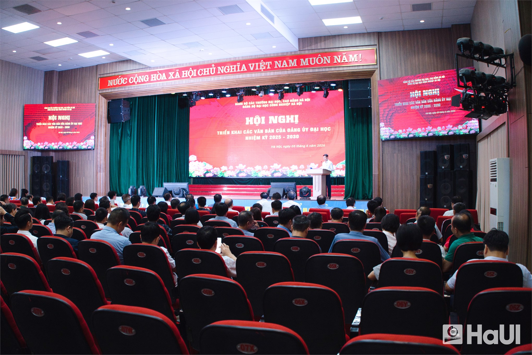 Lễ trao Huy hiệu 30 năm tuổi Đảng và Hội nghị triển khai các văn bản của Đảng uỷ Đại học Công nghiệp Hà Nội