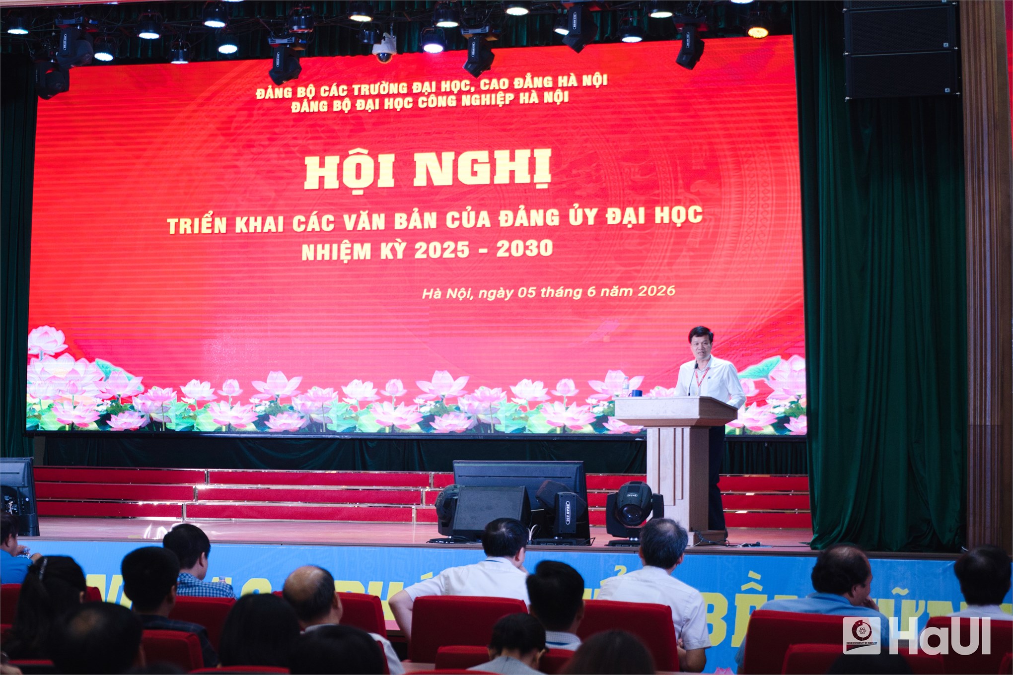 Lễ trao Huy hiệu 30 năm tuổi Đảng và Hội nghị triển khai các văn bản của Đảng uỷ Đại học Công nghiệp Hà Nội