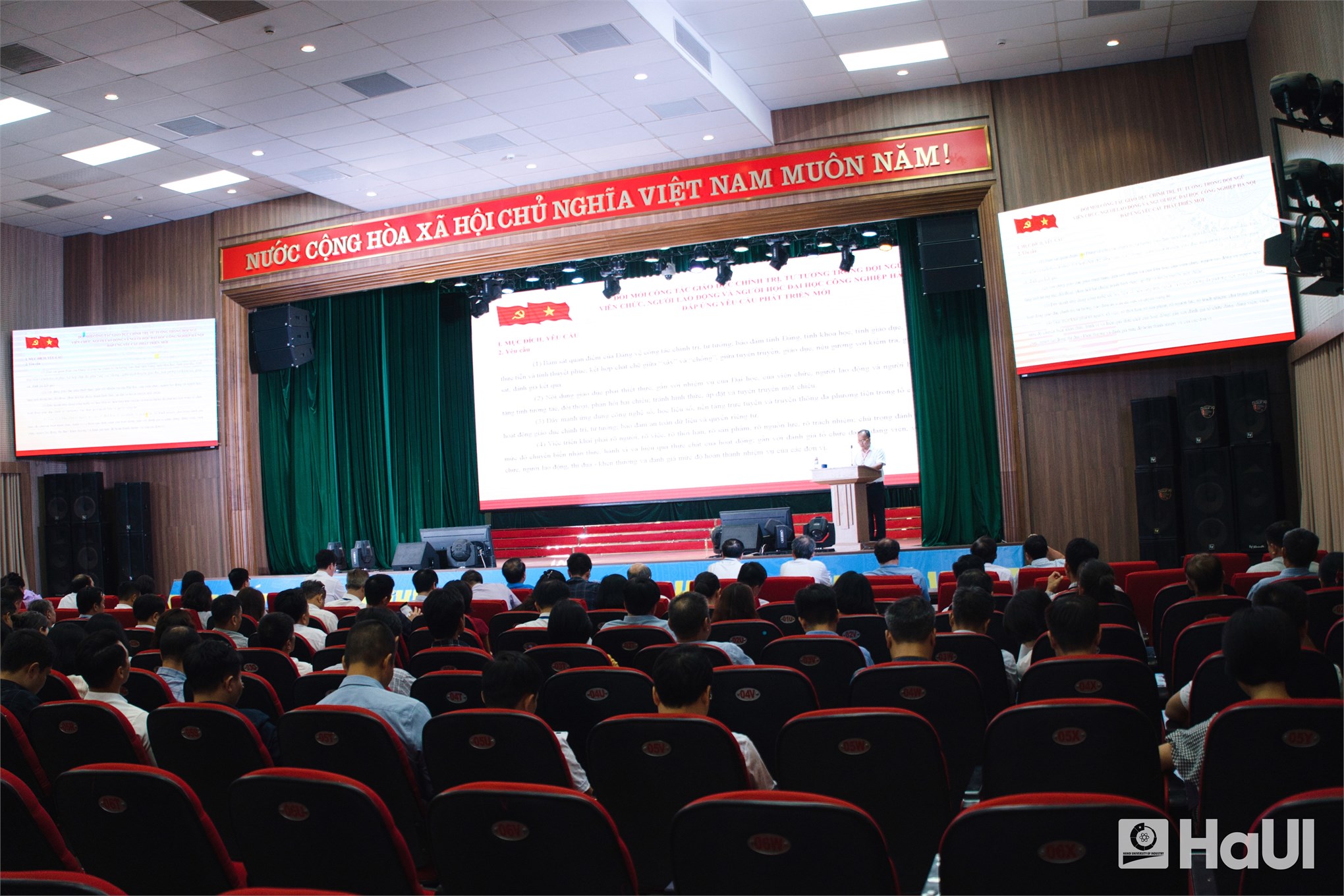 Lễ trao Huy hiệu 30 năm tuổi Đảng và Hội nghị triển khai các văn bản của Đảng uỷ Đại học Công nghiệp Hà Nội