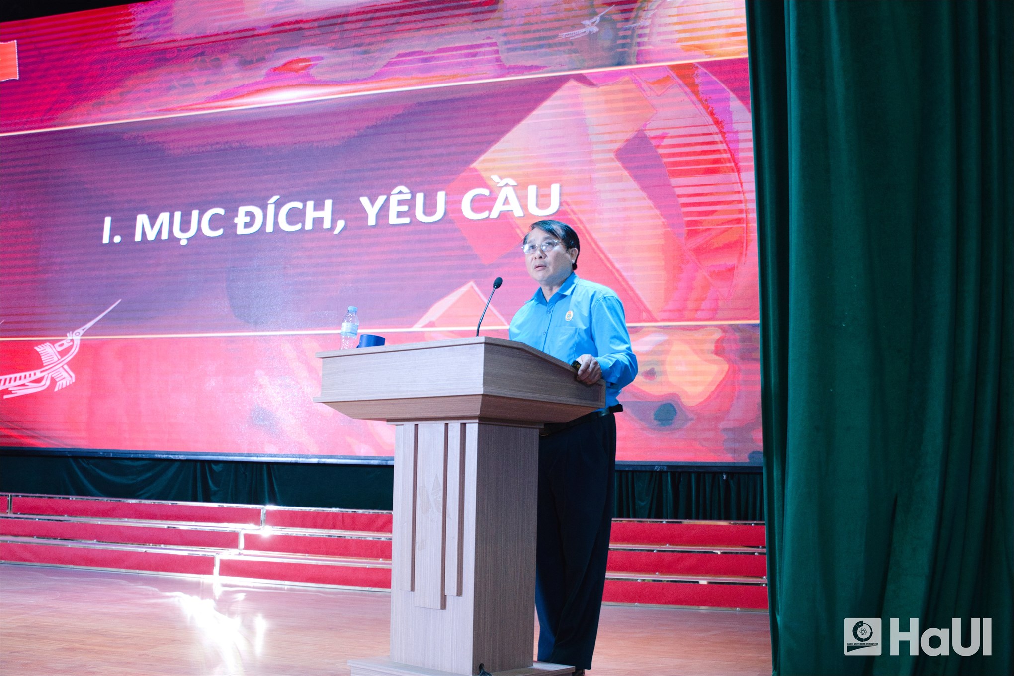 Lễ trao Huy hiệu 30 năm tuổi Đảng và Hội nghị triển khai các văn bản của Đảng uỷ Đại học Công nghiệp Hà Nội