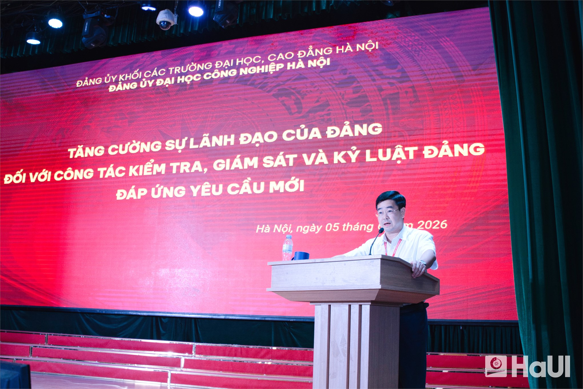 Lễ trao Huy hiệu 30 năm tuổi Đảng và Hội nghị triển khai các văn bản của Đảng uỷ Đại học Công nghiệp Hà Nội