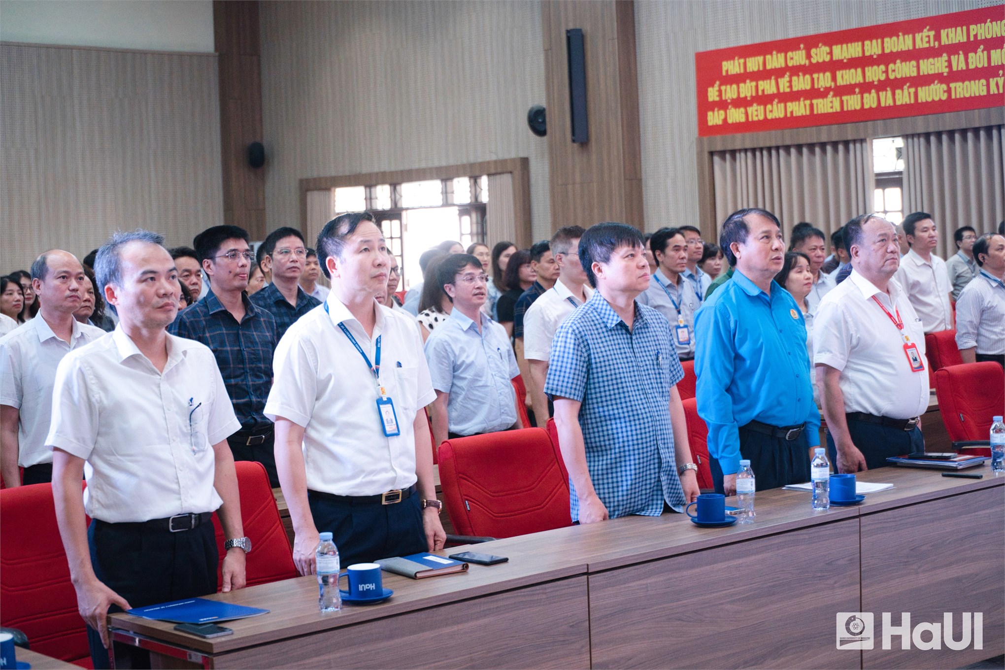 Lễ trao Huy hiệu 30 năm tuổi Đảng và Hội nghị triển khai các văn bản của Đảng uỷ Đại học Công nghiệp Hà Nội