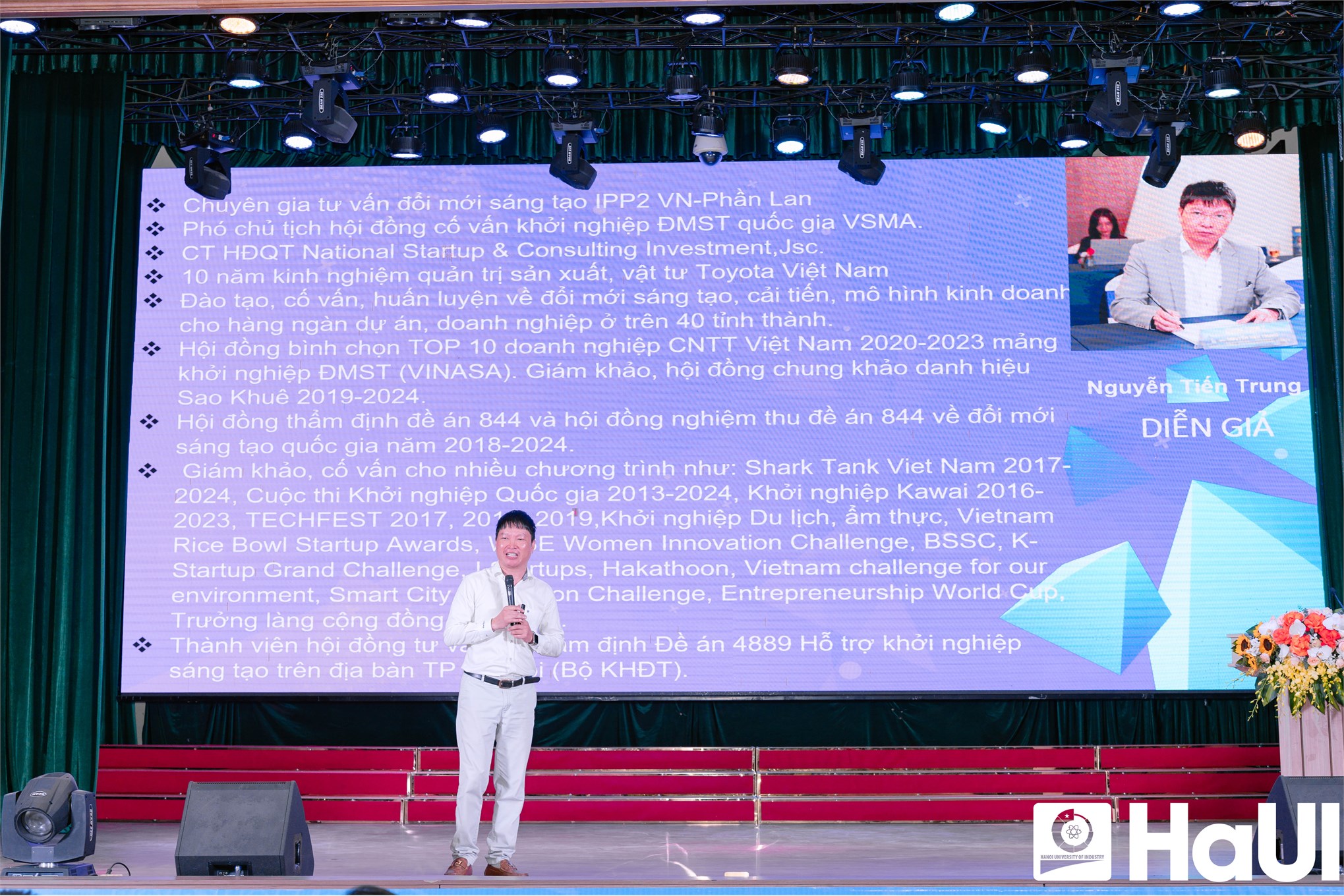 Ngày hội Khởi nghiệp, đổi mới sáng tạo năm 2026: Không chỉ sử dụng công nghệ, sinh viên HaUI khát vọng tạo ra công nghệ.