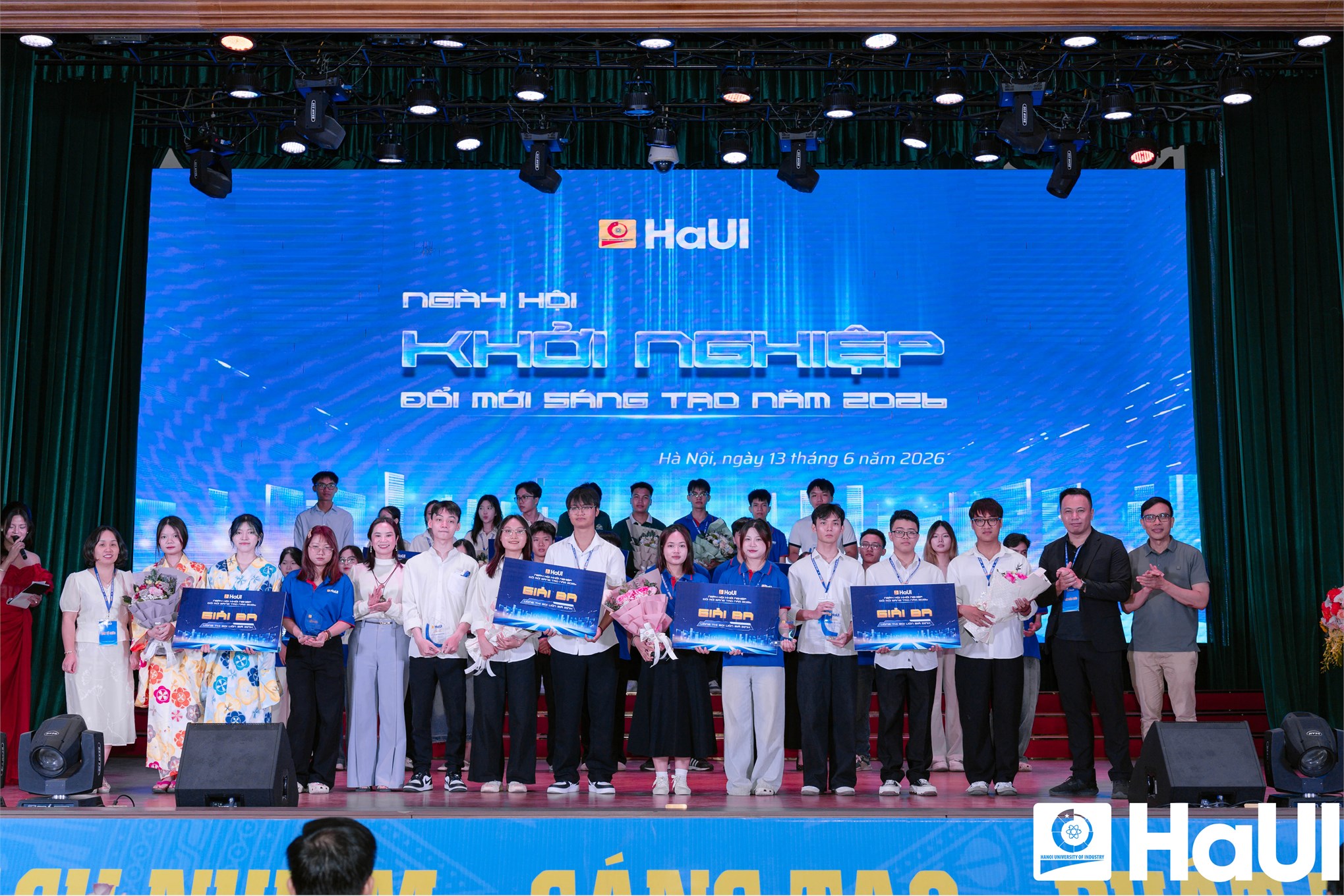 Ngày hội Khởi nghiệp, đổi mới sáng tạo năm 2026: Không chỉ sử dụng công nghệ, sinh viên HaUI khát vọng tạo ra công nghệ.