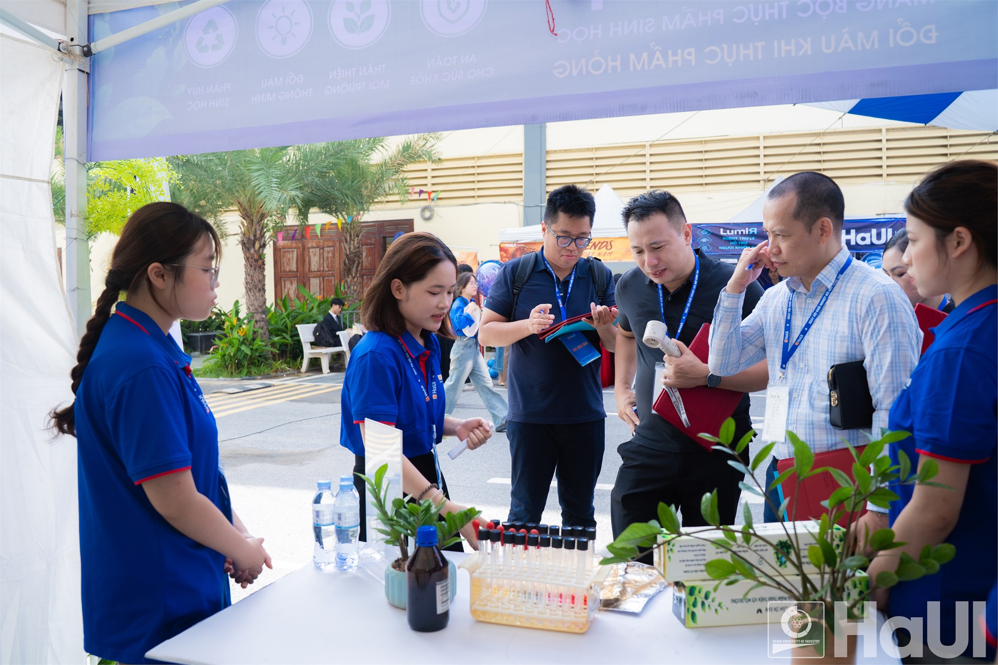 Ngày hội Khởi nghiệp, đổi mới sáng tạo năm 2026: Không chỉ sử dụng công nghệ, sinh viên HaUI khát vọng tạo ra công nghệ.