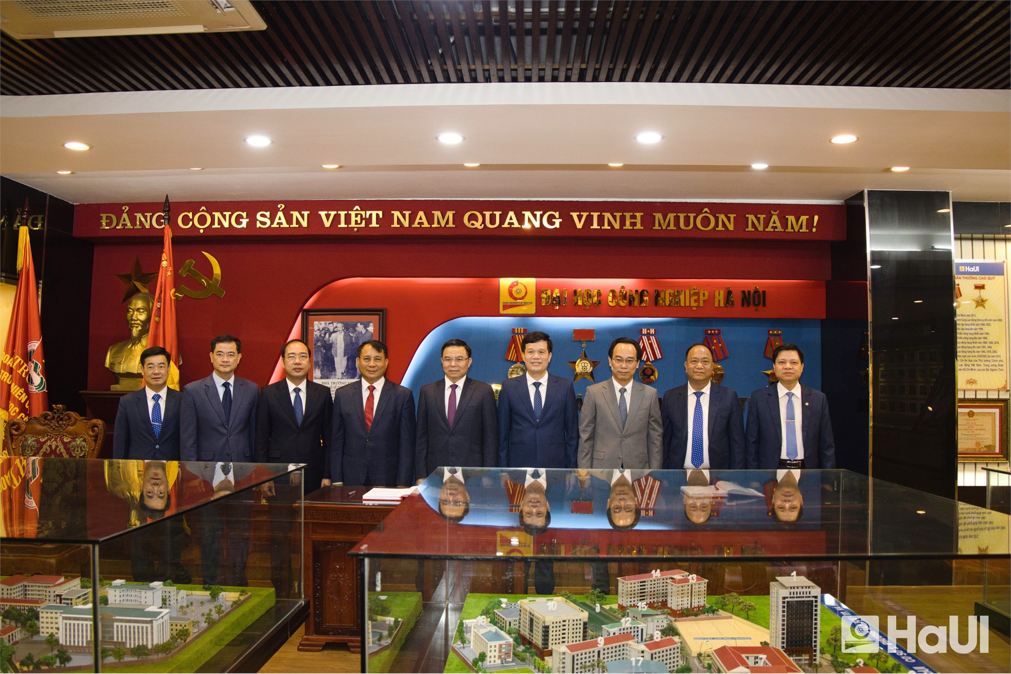 [baophapluat] Trường Đại học Công nghiệp Hà Nội chính thức được chuyển thành Đại học Công nghiệp Hà Nội