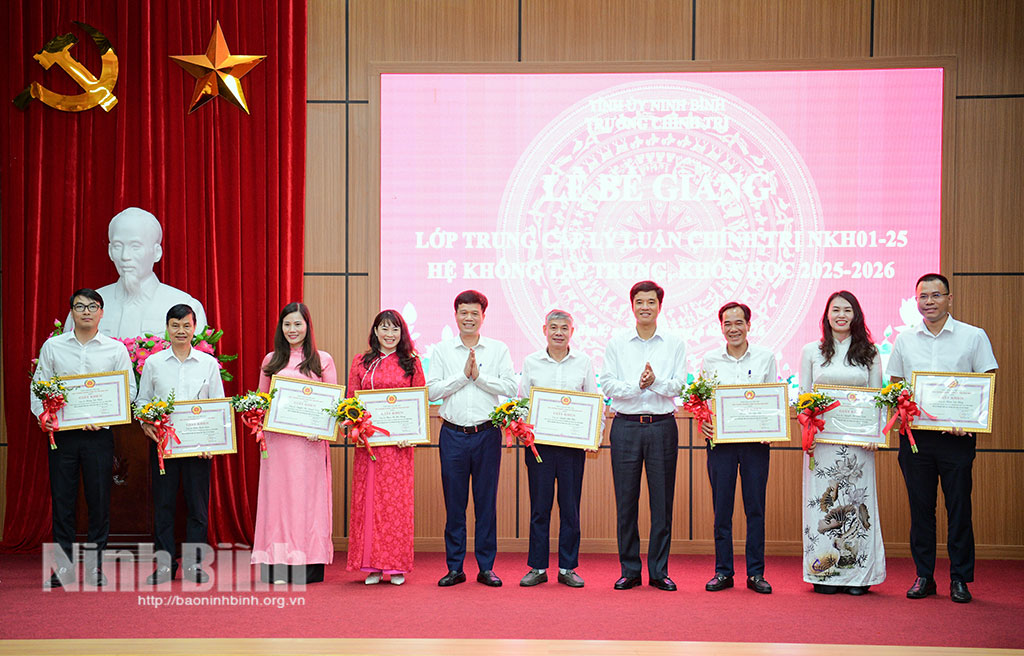 [baoninhbinh] Bế giảng Lớp Trung cấp lý luận chính trị NKH01-25 hệ không tập trung, khóa học 2025-2026