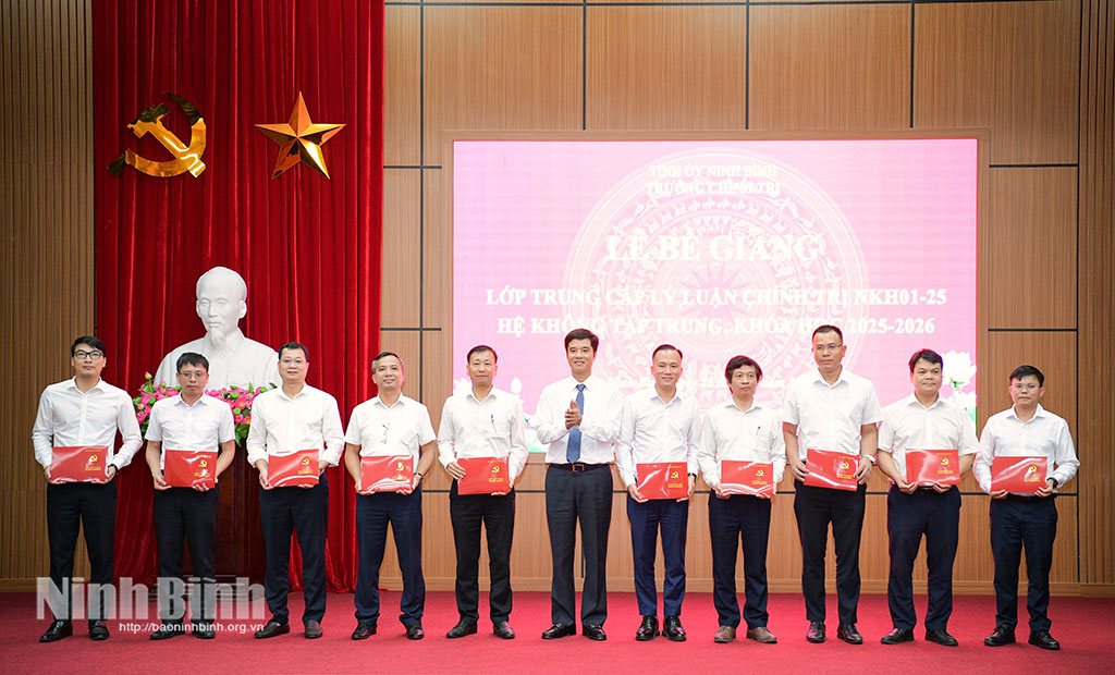 [baoninhbinh] Bế giảng Lớp Trung cấp lý luận chính trị NKH01-25 hệ không tập trung, khóa học 2025-2026