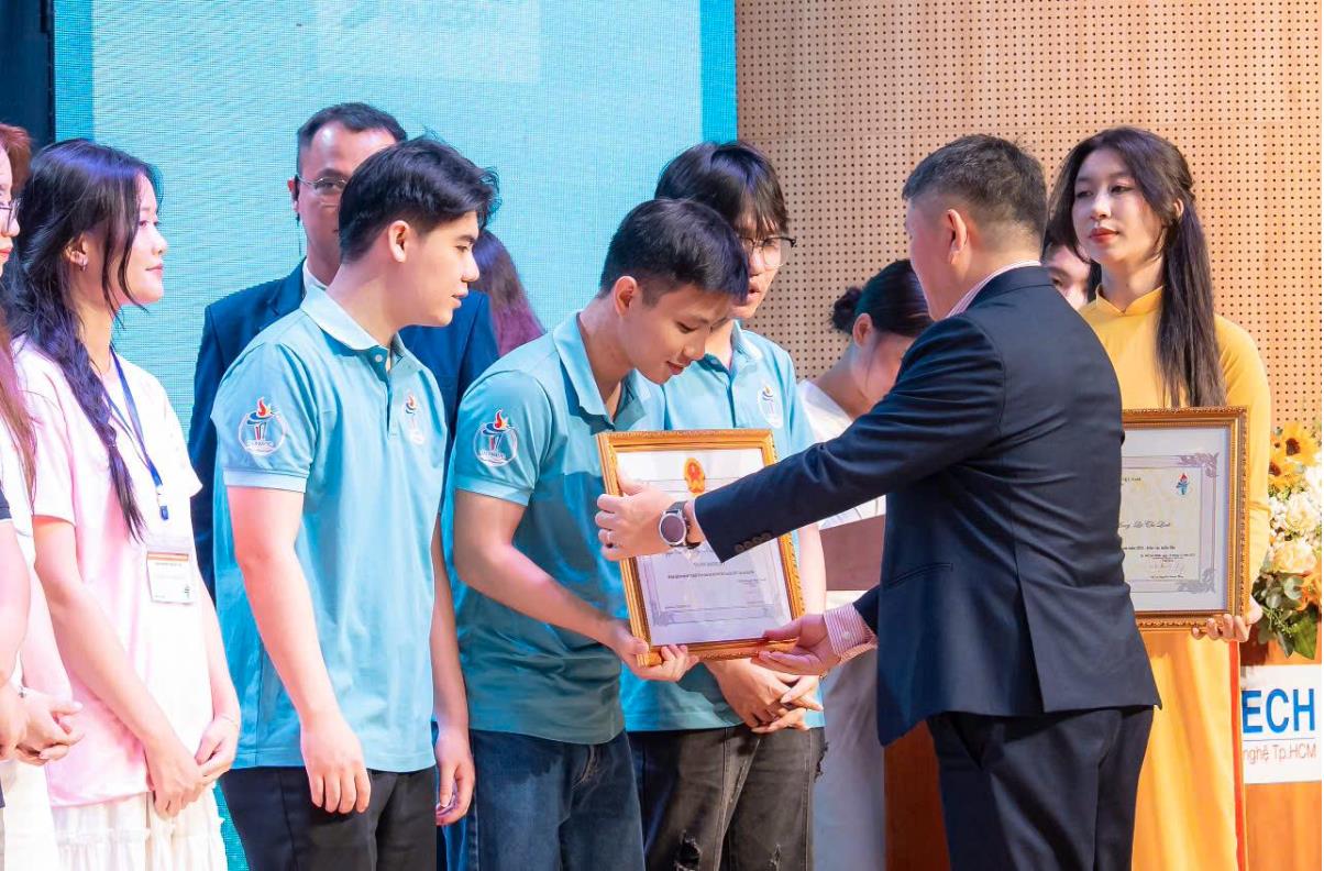 Thủ khoa đầu ra toàn Đại học: `HaUI là nơi tôi tìm thấy câu trả lời`