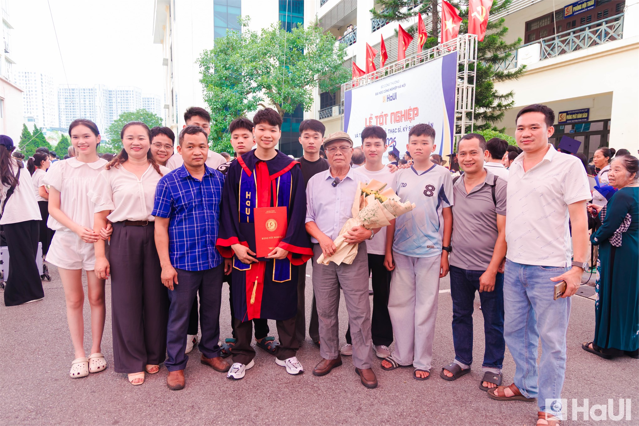 “Nguồn phải sạch, dòng điện phải luôn chảy” - hành trình mới của kỹ sư, cử nhân trường Điện-Điện tử, HaUI