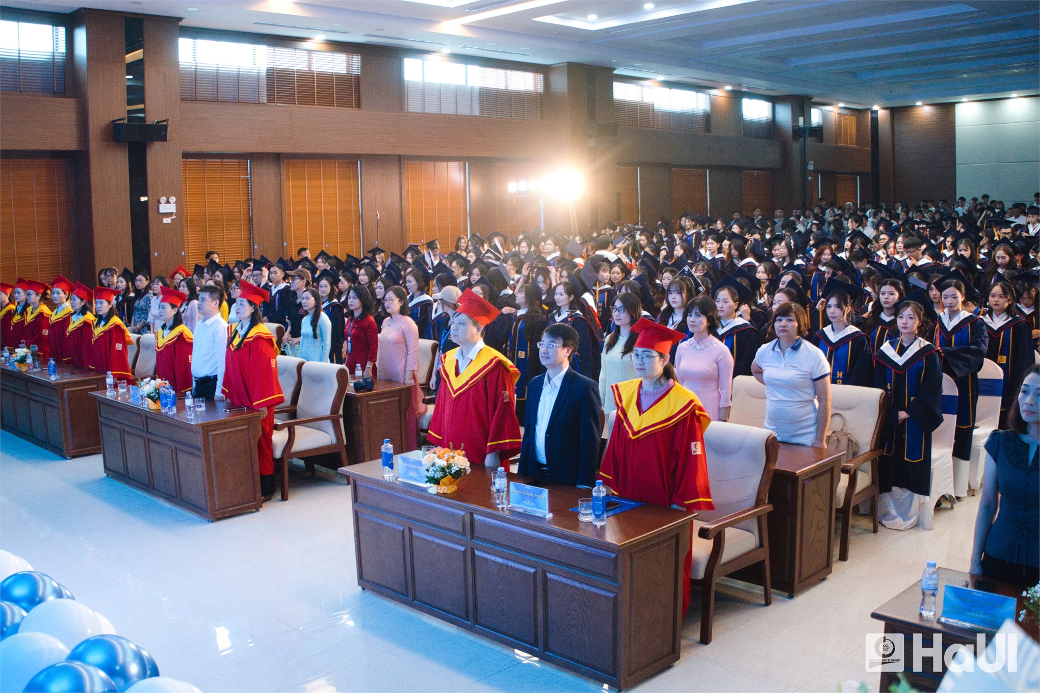 Đi xa bằng bản lĩnh, đi đúng hướng bằng sự tử tế - dấu ấn tốt nghiệp Trường Kinh tế, HaUI