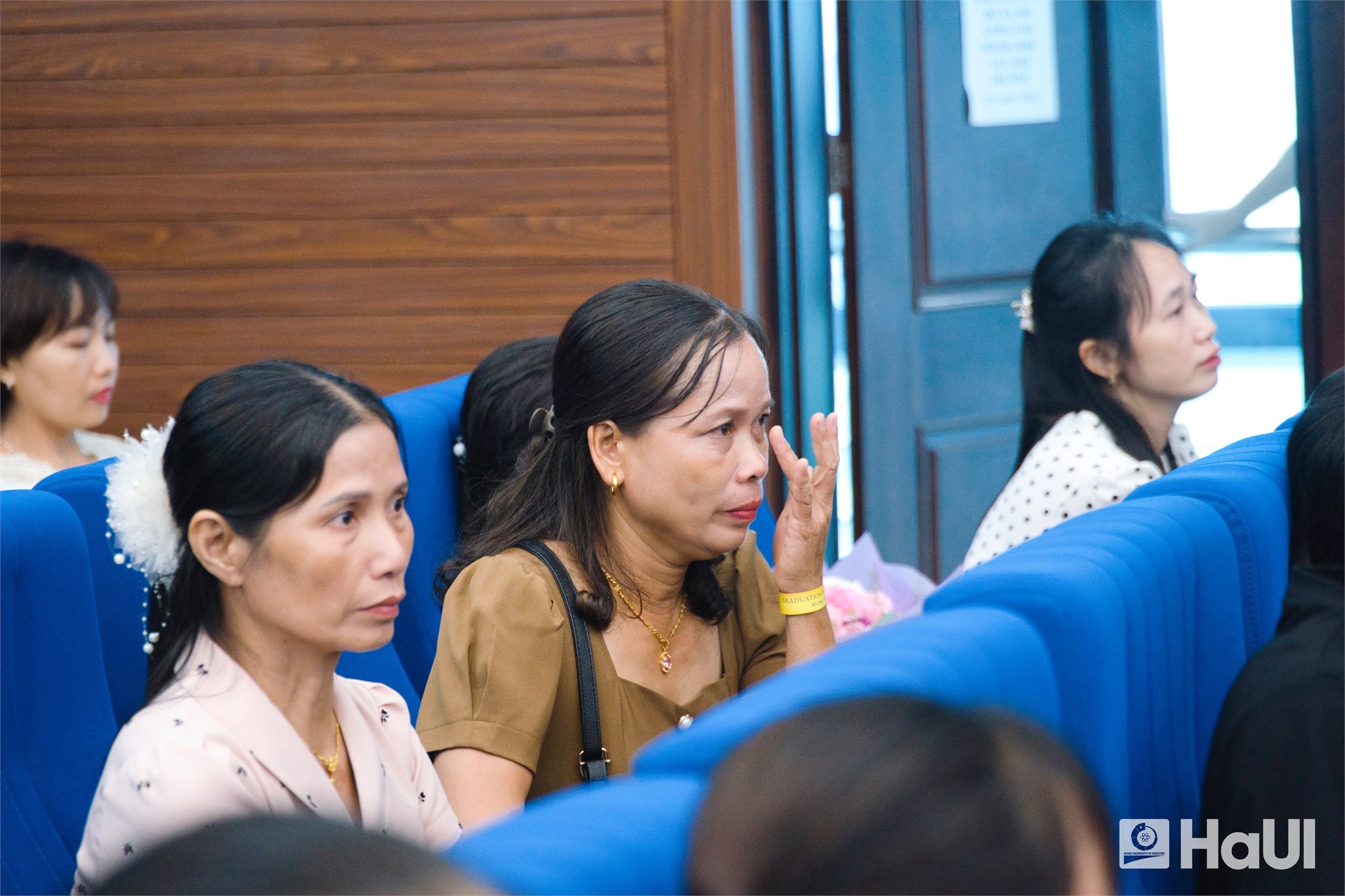 Đi xa bằng bản lĩnh, đi đúng hướng bằng sự tử tế - dấu ấn tốt nghiệp Trường Kinh tế, HaUI