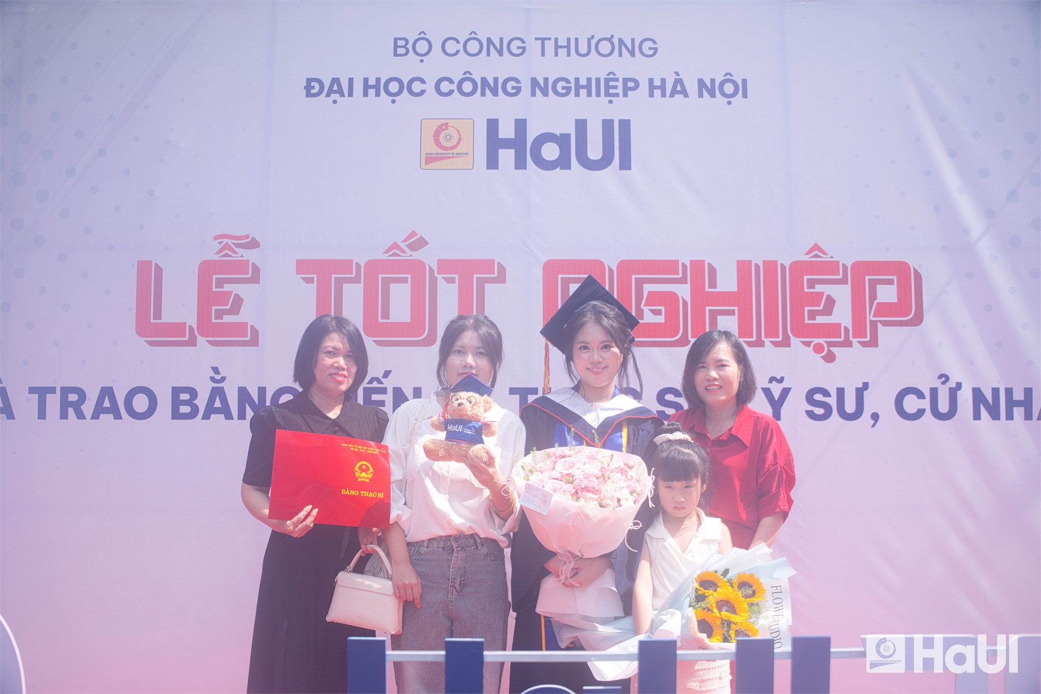 Đi xa bằng bản lĩnh, đi đúng hướng bằng sự tử tế - dấu ấn tốt nghiệp Trường Kinh tế, HaUI