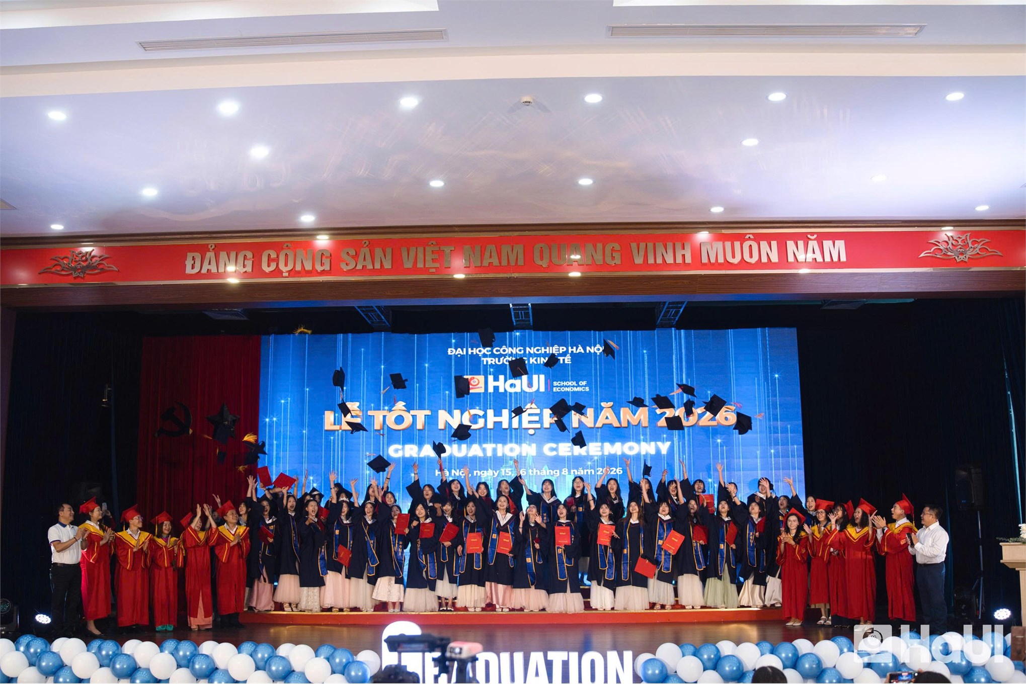 Đi xa bằng bản lĩnh, đi đúng hướng bằng sự tử tế - dấu ấn tốt nghiệp Trường Kinh tế, HaUI