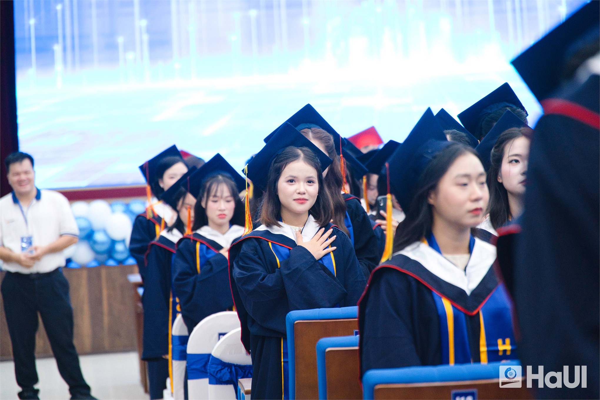 Đi xa bằng bản lĩnh, đi đúng hướng bằng sự tử tế - dấu ấn tốt nghiệp Trường Kinh tế, HaUI