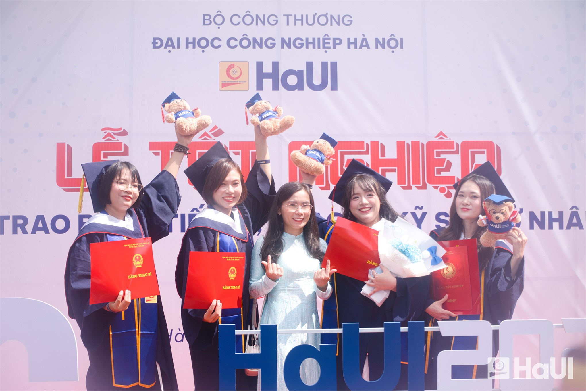 Đi xa bằng bản lĩnh, đi đúng hướng bằng sự tử tế - dấu ấn tốt nghiệp Trường Kinh tế, HaUI