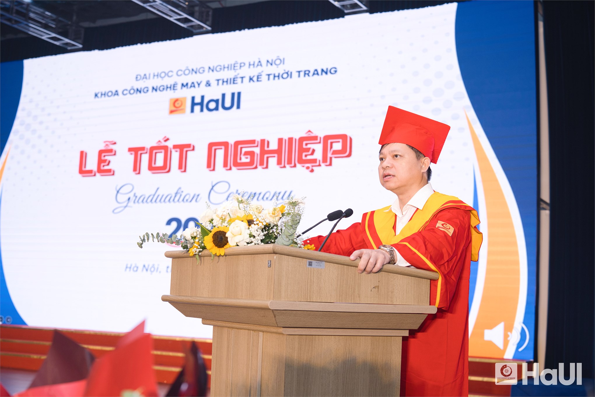 Đạo đức nghề nghiệp, tinh thần sáng tạo và khả năng thích ứng - hành trang của tân cử nhân Khoa May và Thiết kế thời trang, HaUI