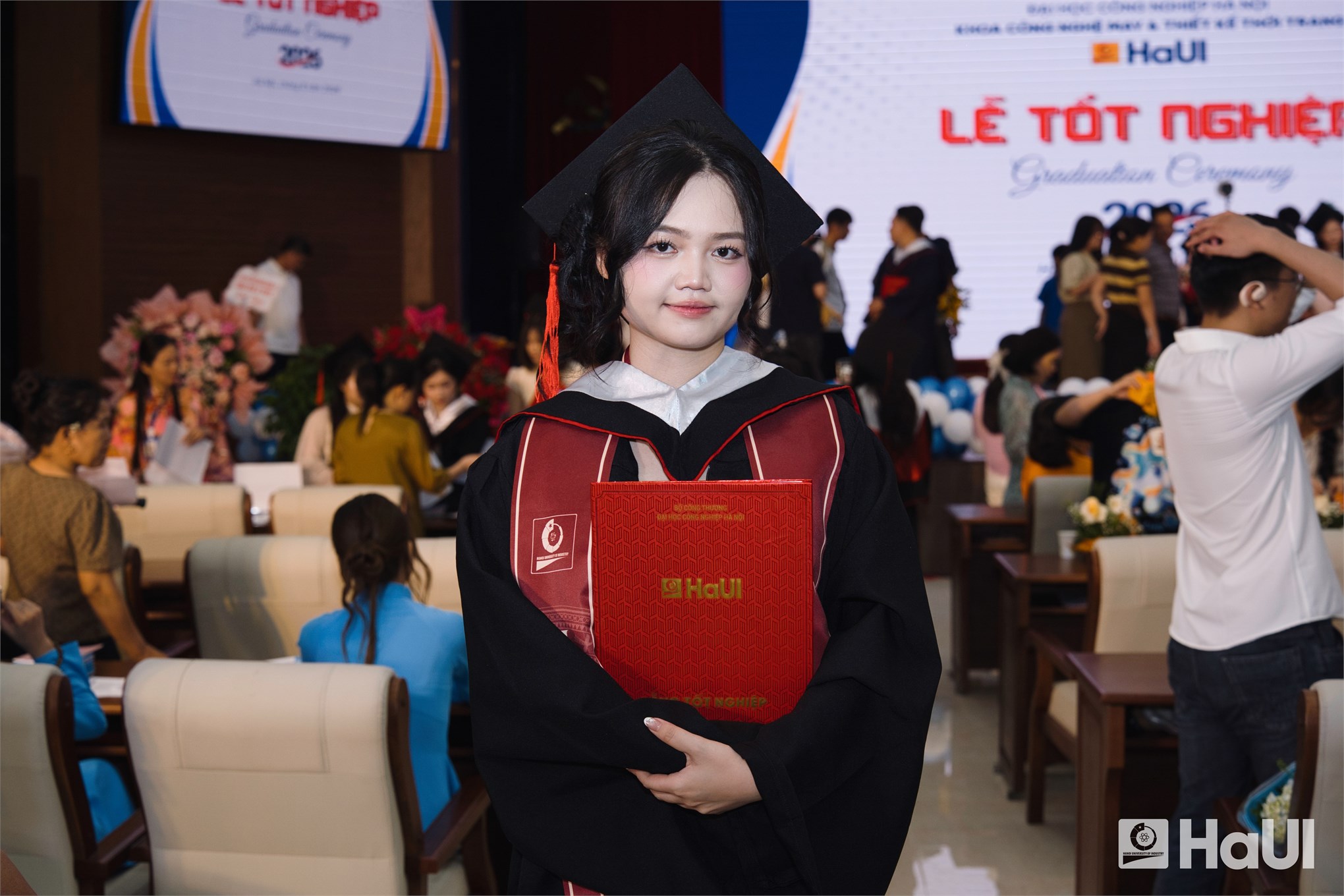 Đạo đức nghề nghiệp, tinh thần sáng tạo và khả năng thích ứng - hành trang của tân cử nhân Khoa May và Thiết kế thời trang, HaUI