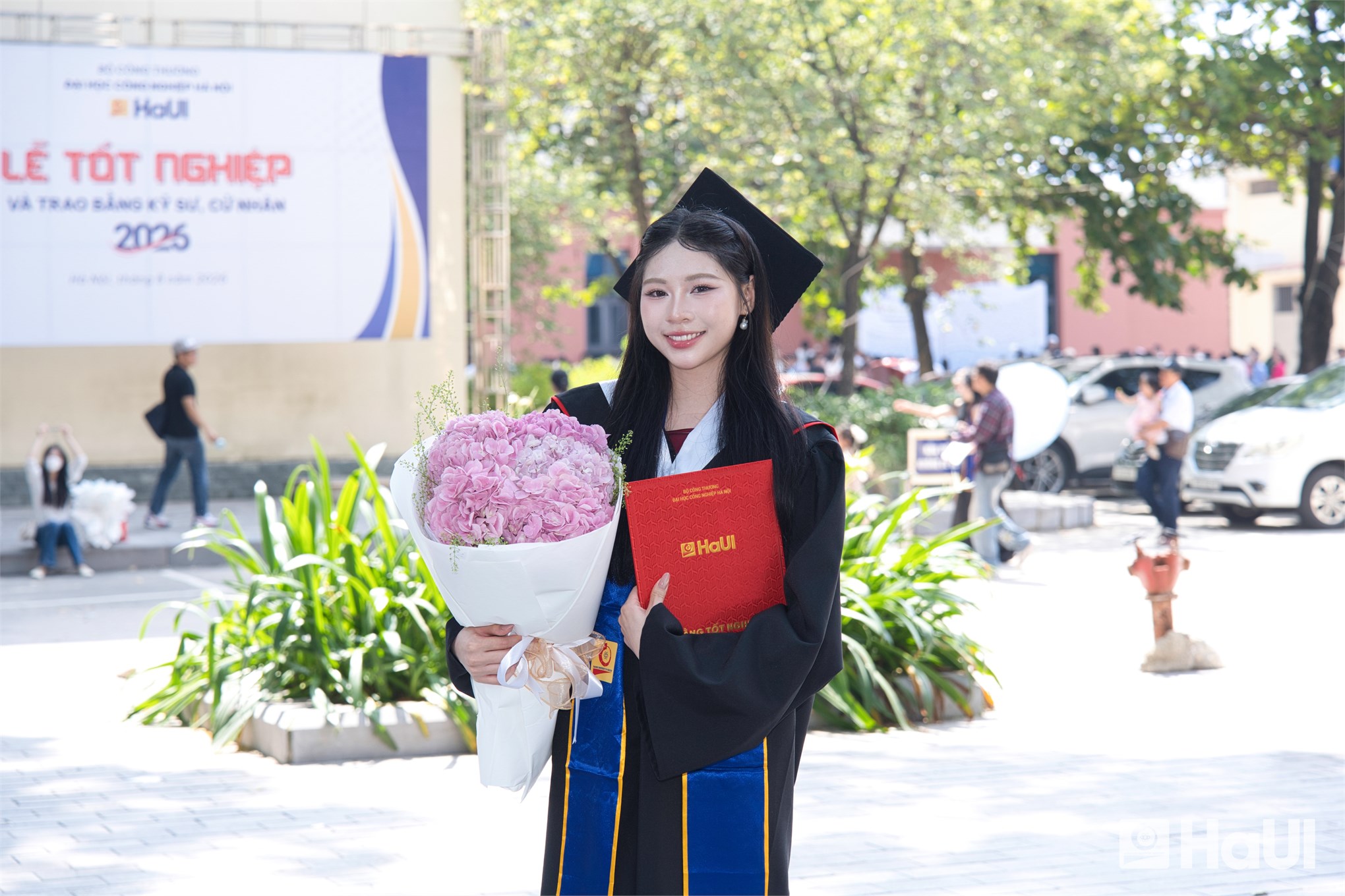 Đạo đức nghề nghiệp, tinh thần sáng tạo và khả năng thích ứng - hành trang của tân cử nhân Khoa May và Thiết kế thời trang, HaUI