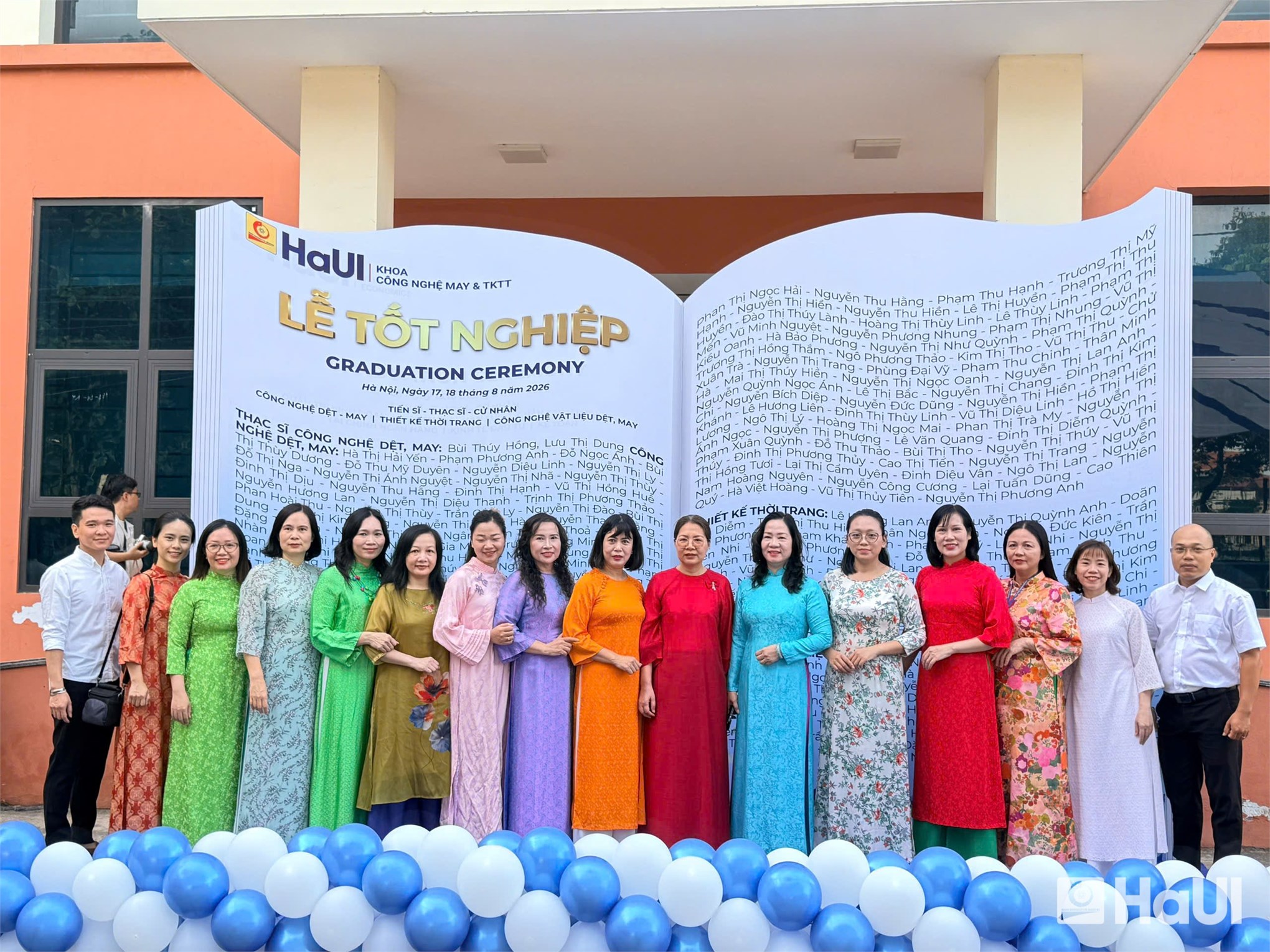 Đạo đức nghề nghiệp, tinh thần sáng tạo và khả năng thích ứng - hành trang của tân cử nhân Khoa May và Thiết kế thời trang, HaUI