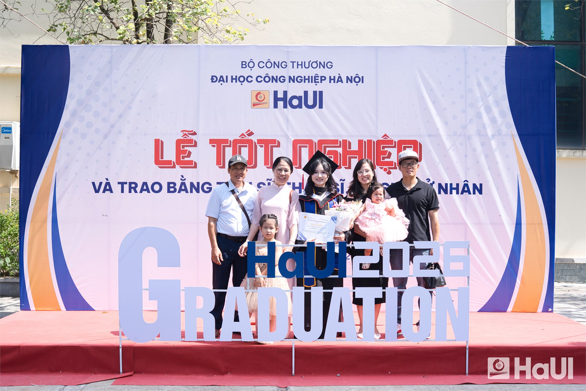 Đạo đức nghề nghiệp, tinh thần sáng tạo và khả năng thích ứng - hành trang của tân cử nhân Khoa May và Thiết kế thời trang, HaUI