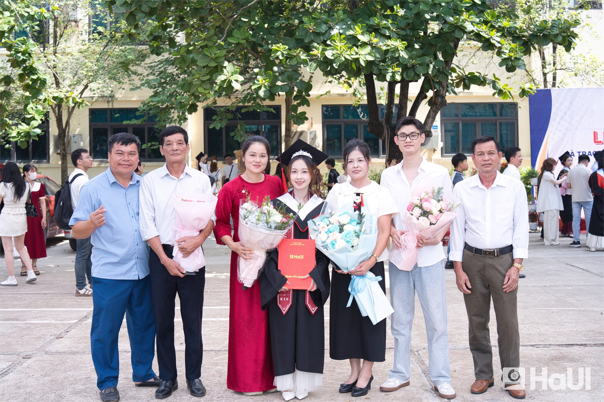 Đạo đức nghề nghiệp, tinh thần sáng tạo và khả năng thích ứng - hành trang của tân cử nhân Khoa May và Thiết kế thời trang, HaUI