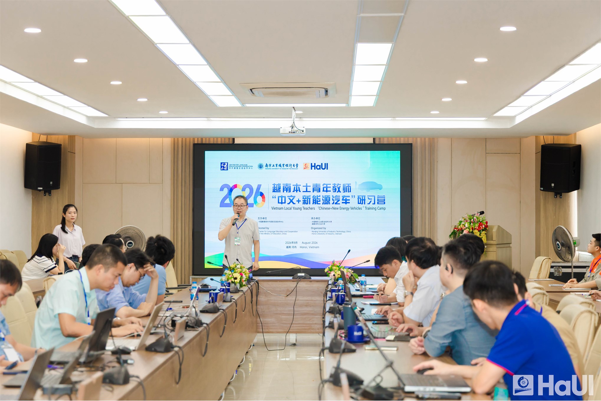 Trường Cơ khí – Ô tô, thuộc HaUI mở rộng kết nối học thuật quốc tế từ Hội thảo “Xe năng lượng mới”