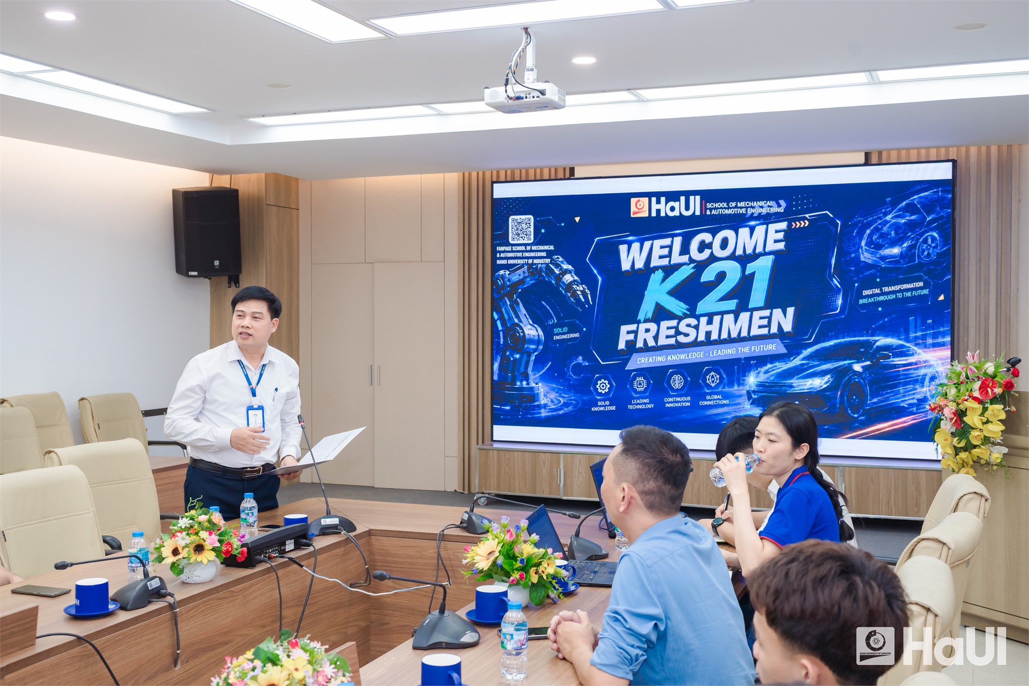 Bứt phá với lộ trình cử nhân đại học cùng các chương trình đào tạo bằng tiếng Anh tại HaUI