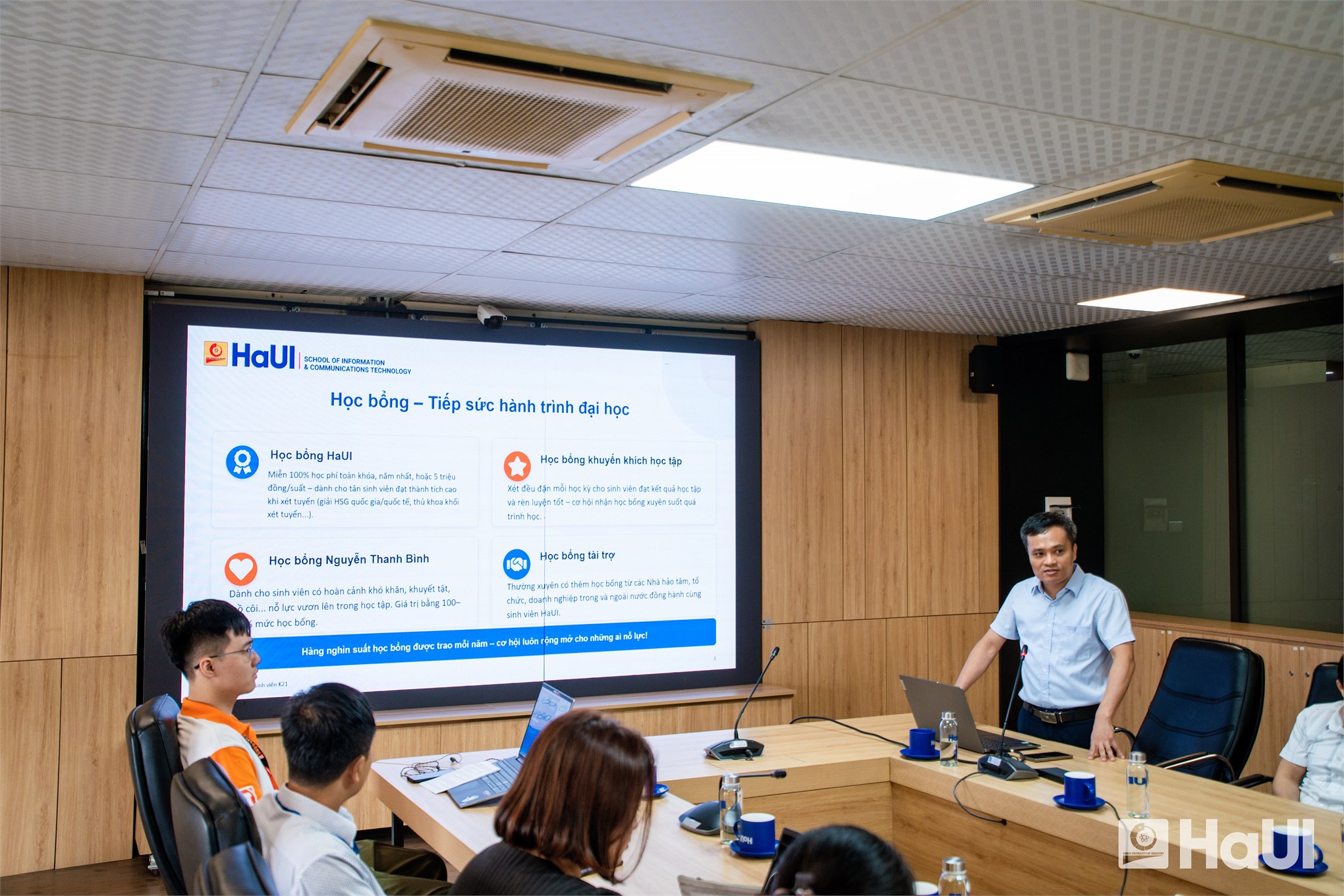 Bứt phá với lộ trình cử nhân đại học cùng các chương trình đào tạo bằng tiếng Anh tại HaUI