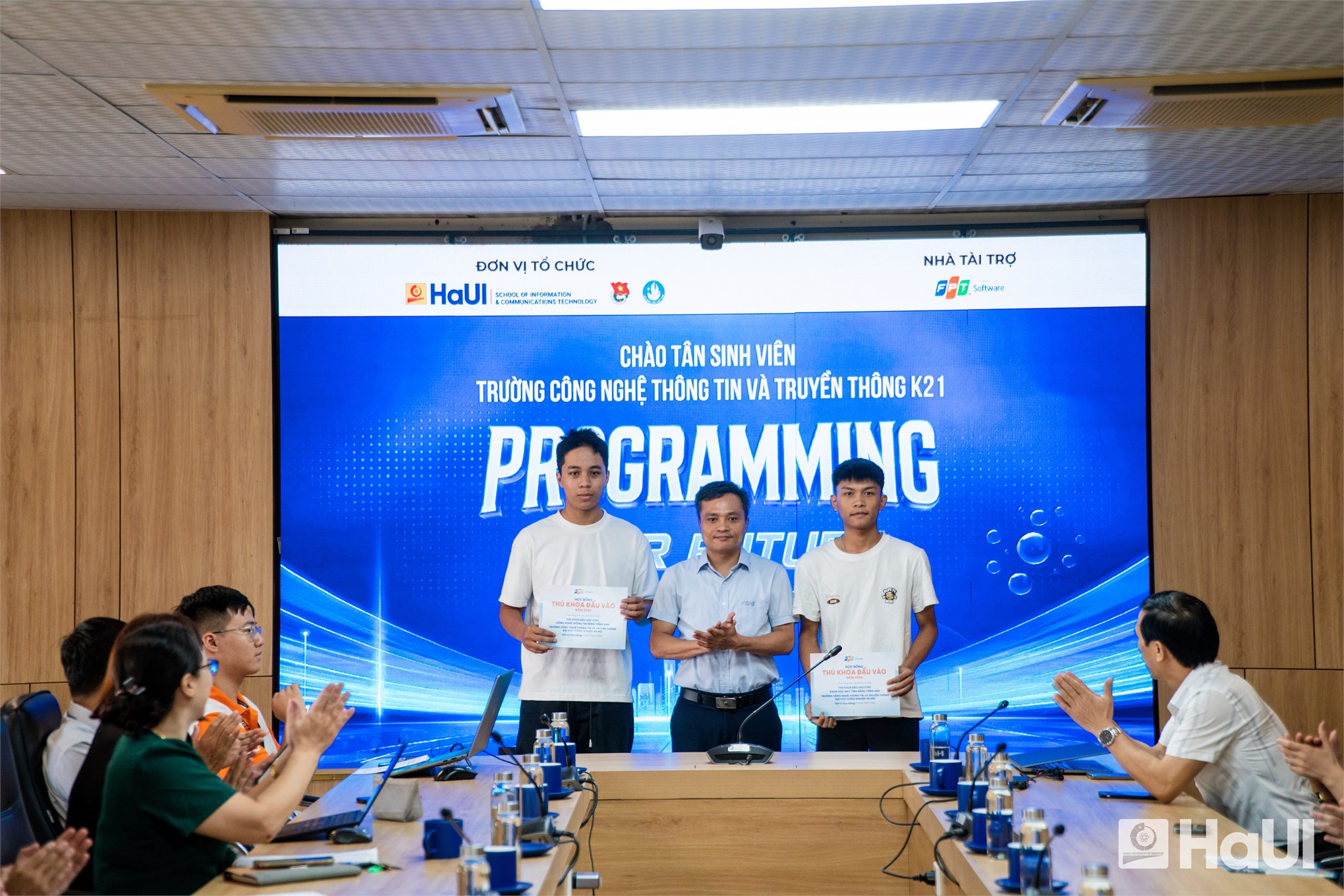 Bứt phá với lộ trình cử nhân đại học cùng các chương trình đào tạo bằng tiếng Anh tại HaUI