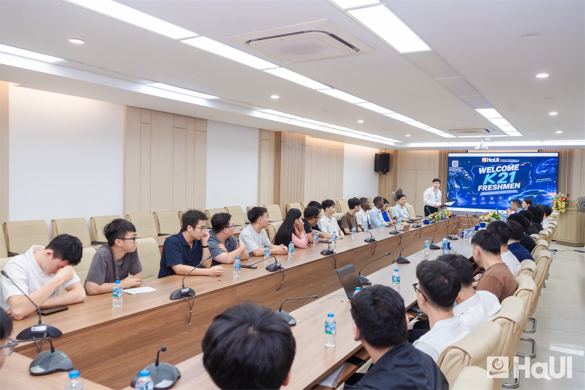 Bứt phá với lộ trình cử nhân đại học cùng các chương trình đào tạo bằng tiếng Anh tại HaUI